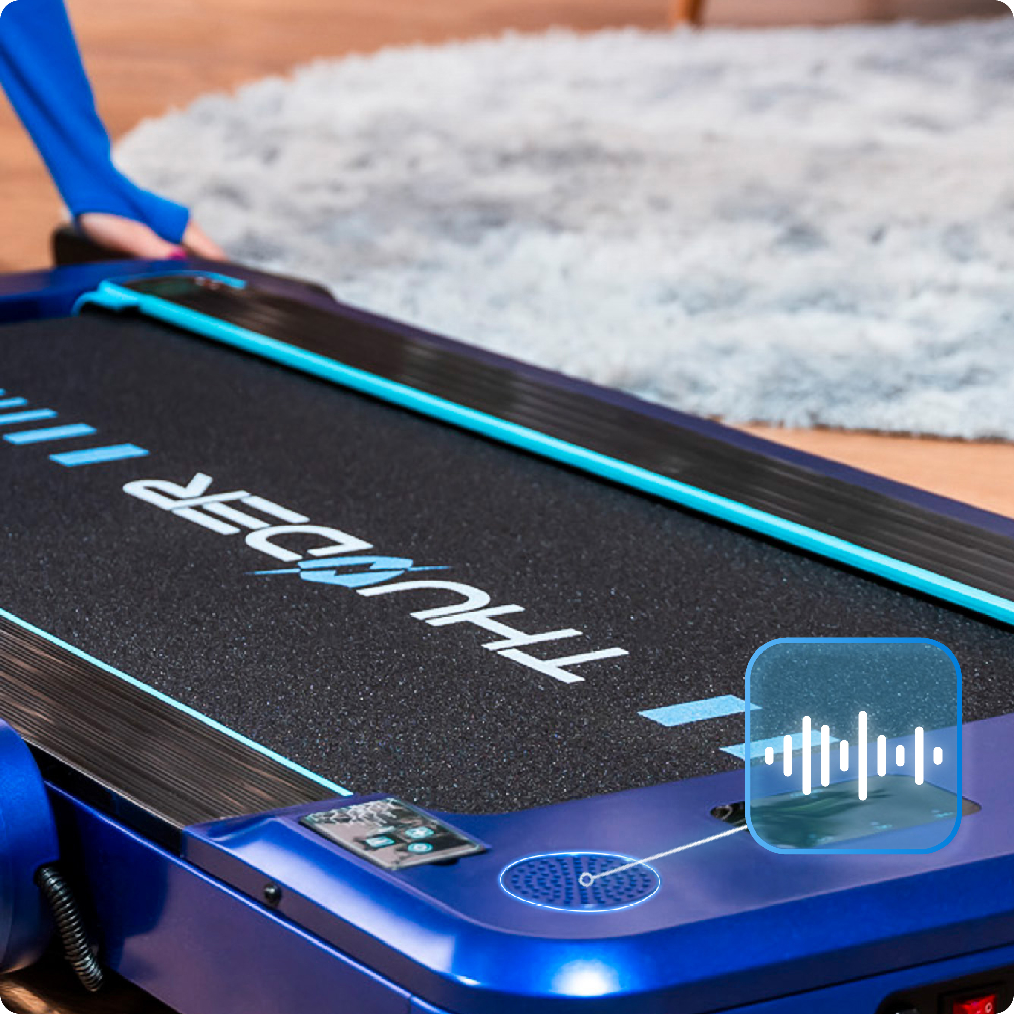 Zbliżenie elementów sterujących i głośnika w niebiesko-czarnej bieżni.