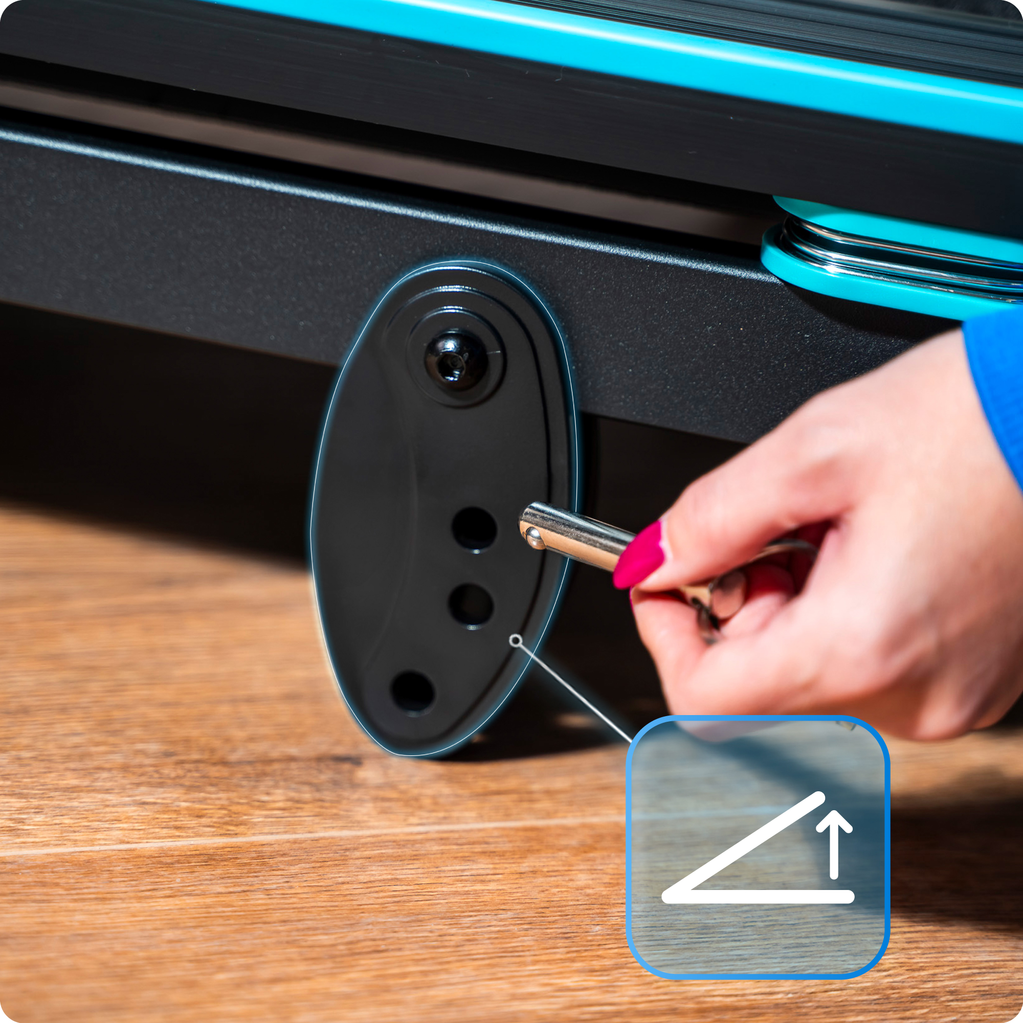 Ręka reguluje nachylenie bieżni, z diagramem pokazującym kąt skierowany do góry, wskazującym regulację wysokości.