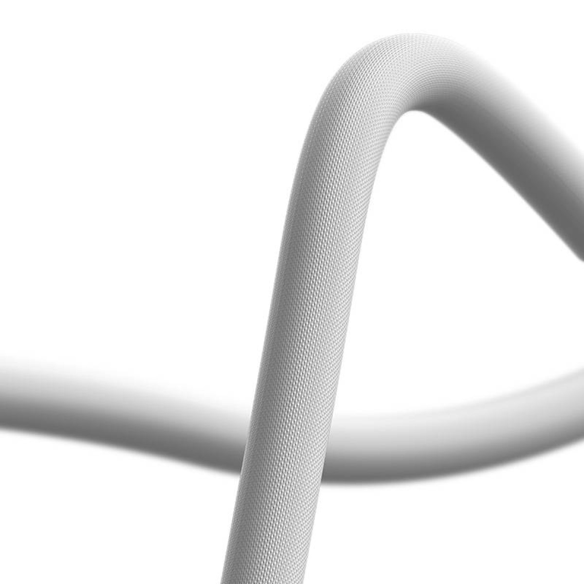 Zbliżenie teksturowanego białego kabla, prawdopodobnie kabla ładującego, na gładkim białym tle.