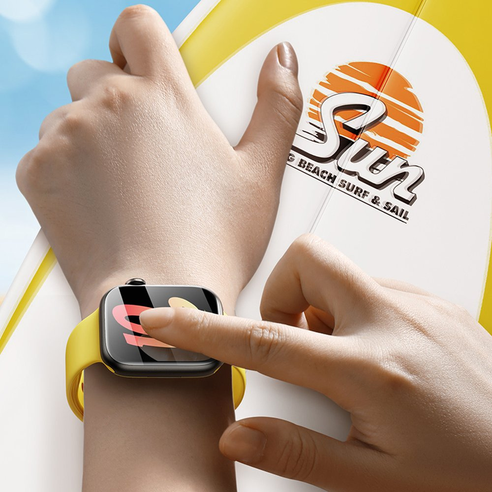 Persona che tocca uno smartwatch con un cinturino giallo, sullo sfondo di una tavola da surf con un logo 'Sun' e una scena di spiaggia.