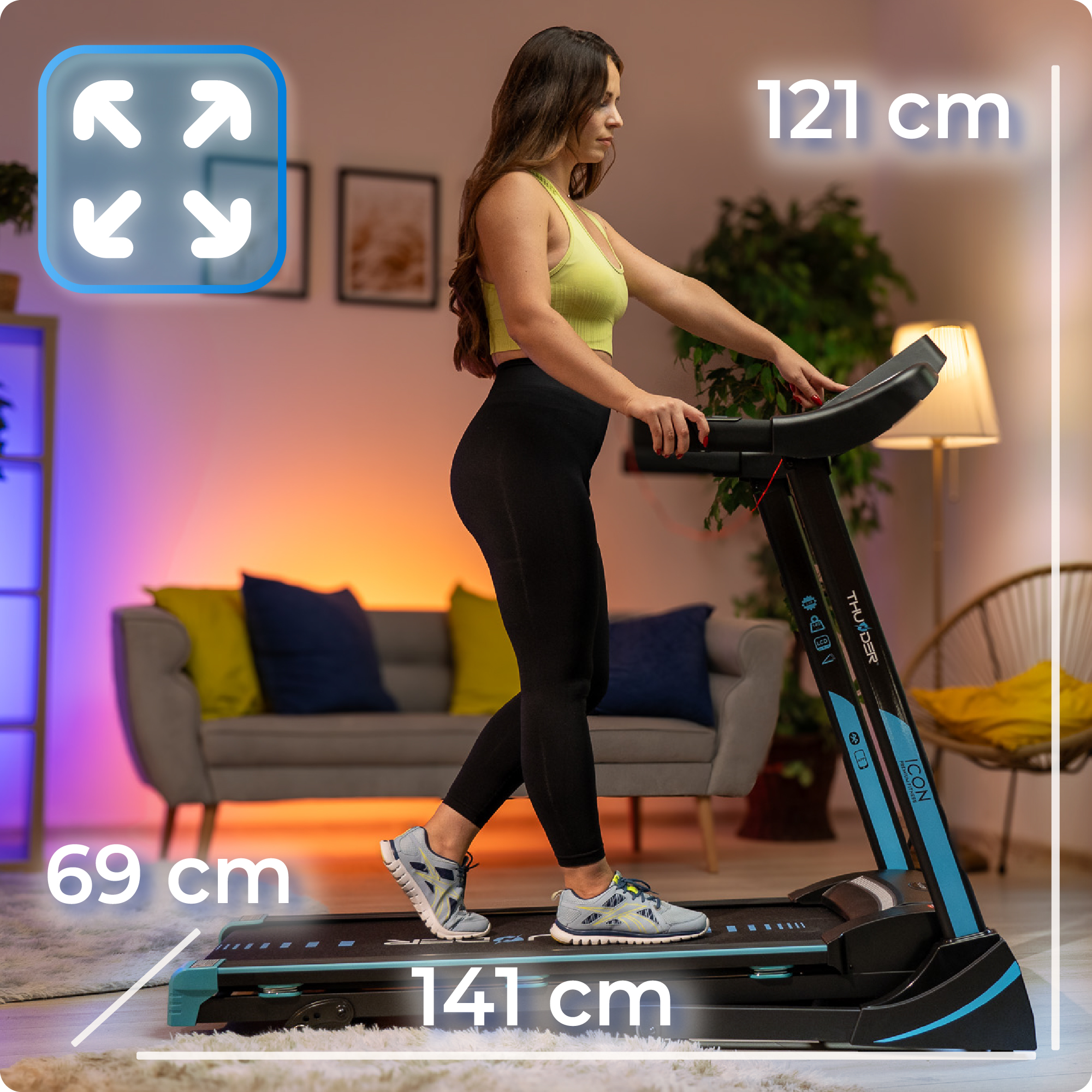 Kobieta na czarno-niebieskiej bieżni w salonie, pokazująca wymiary.