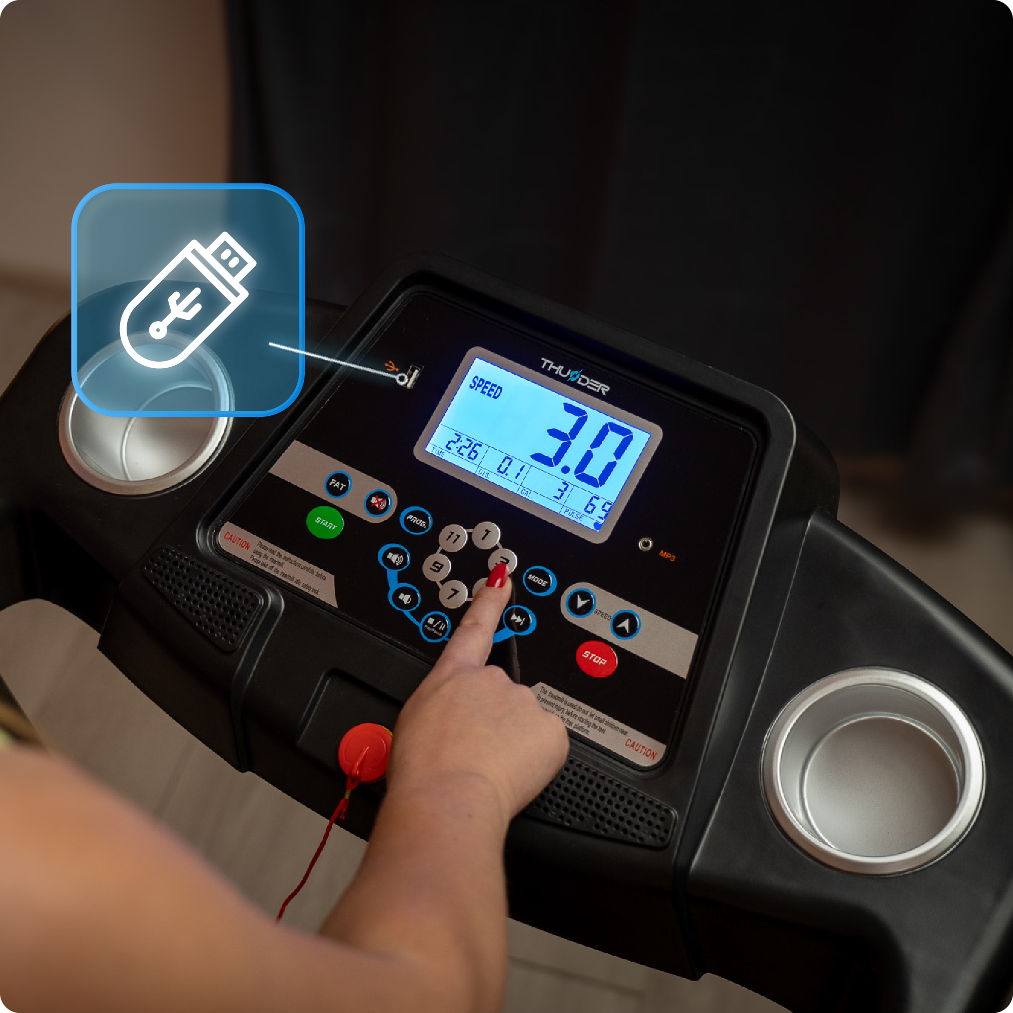 Ręka naciska przycisk na konsoli bieżni wyświetlającej prędkość 3.0.