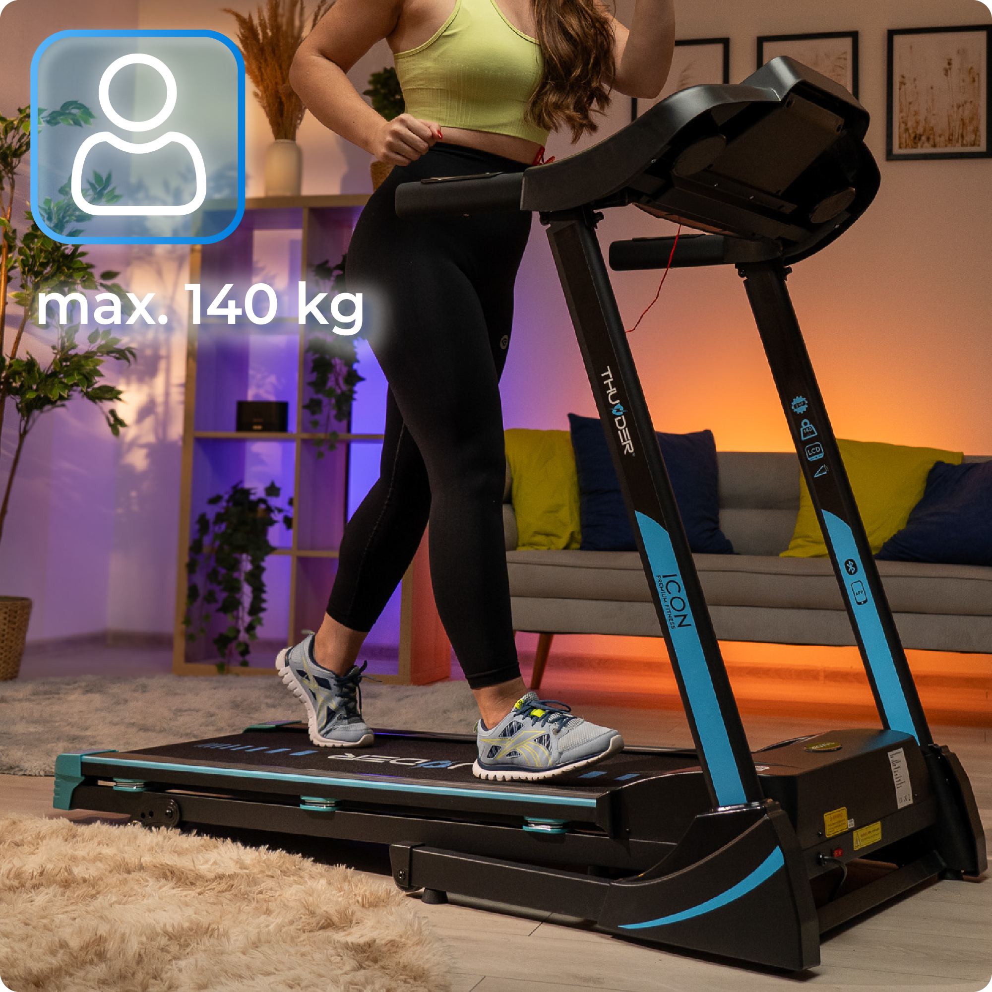 Kobieta biegnie na czarno-niebieskiej bieżni, pokazując maksymalny limit wagi.