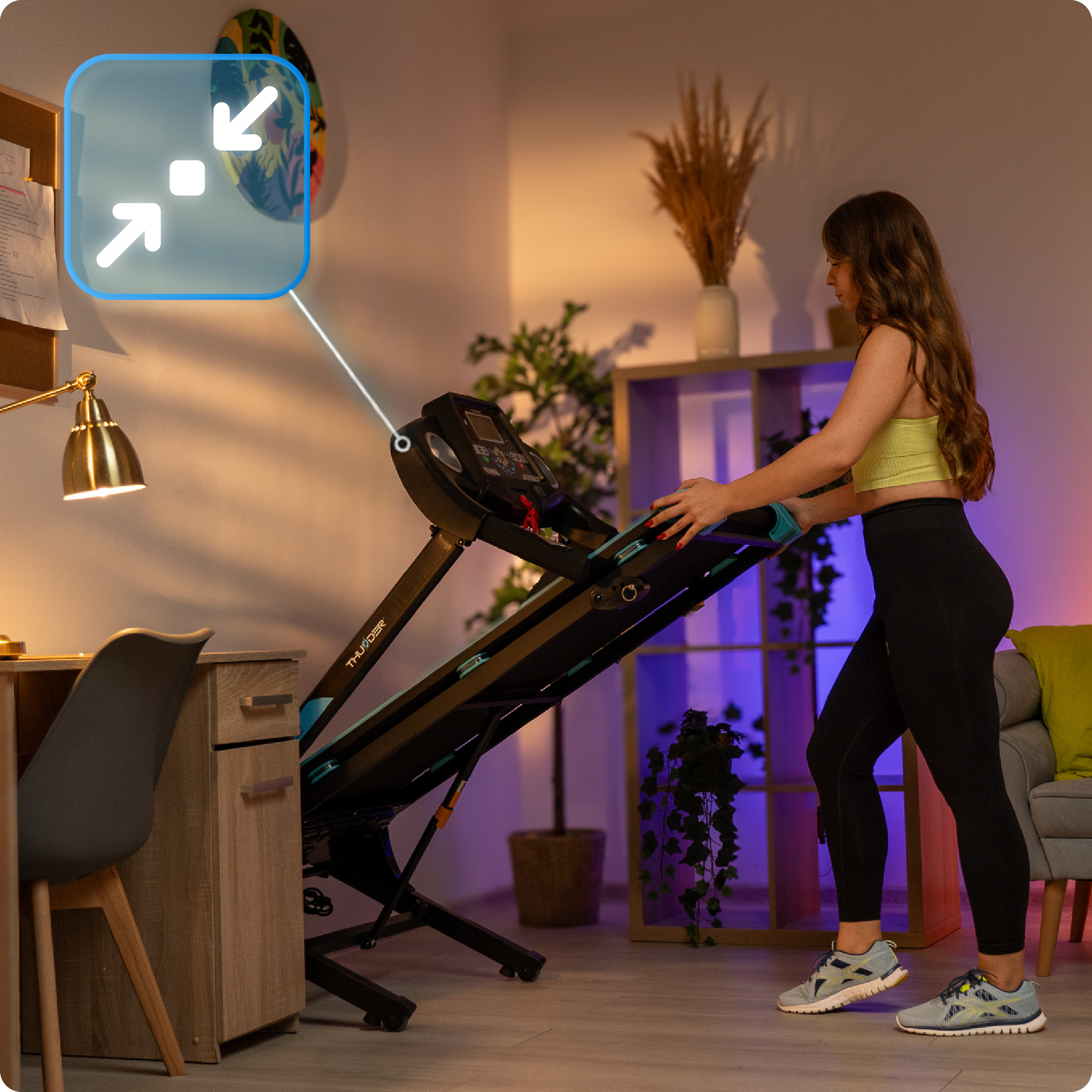 Kobieta korzysta z czarnej bieżni. Rozwiń ikonę w górnym rogu.