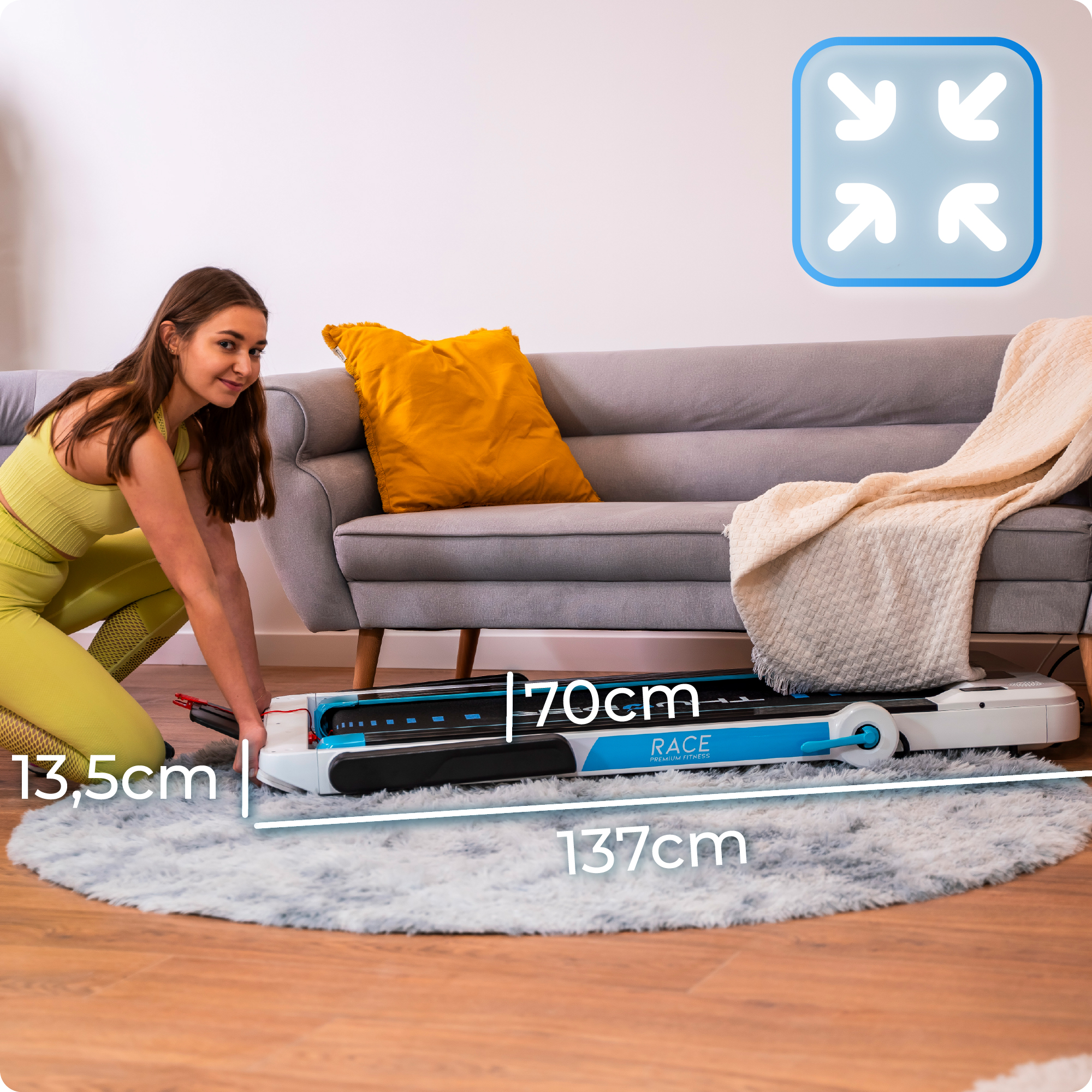 Kobieta opuszcza białą bieżnię. Rozwiń ikonę w górnym rogu.