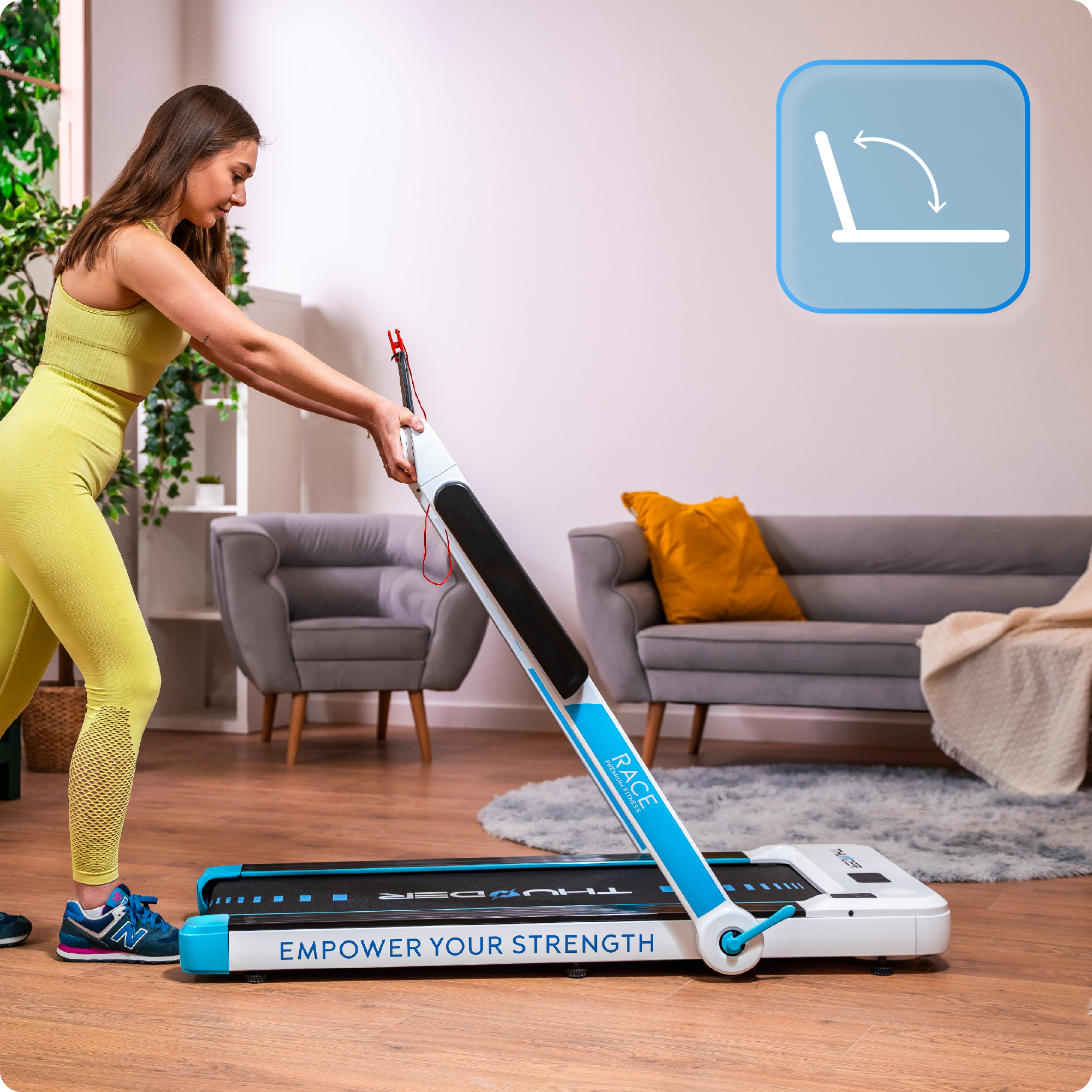 Kobieta składa białą bieżnię. Ikona składania w górnym rogu.