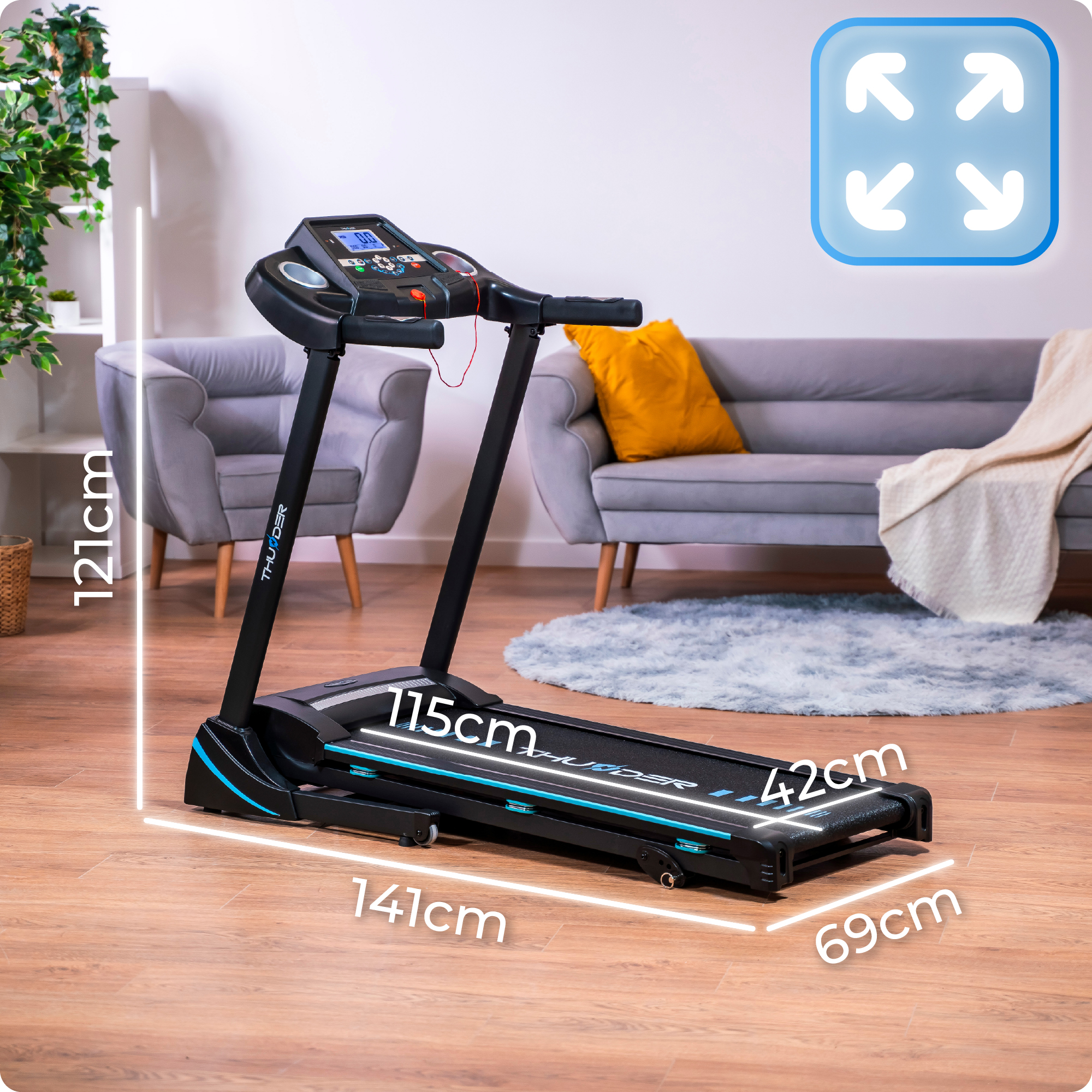 Obraz przedstawia bieżnię Thunder w salonie, z nałożonymi wymiarami, pokazującymi jej rozmiar w stosunku do mebli.