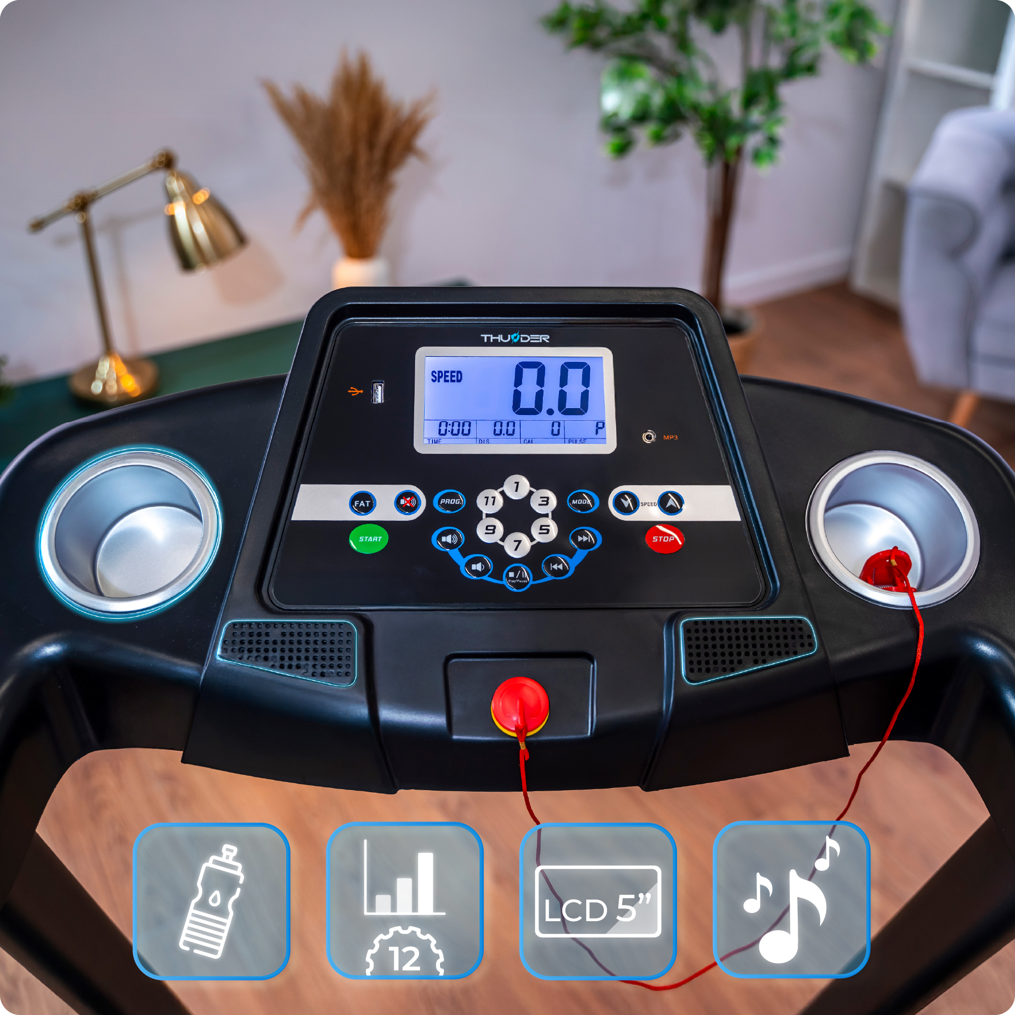Obraz przedstawia konsolę bieżni Thunder, wyposażoną w cyfrowy wyświetlacz, przyciski i uchwyty na akcesoria.