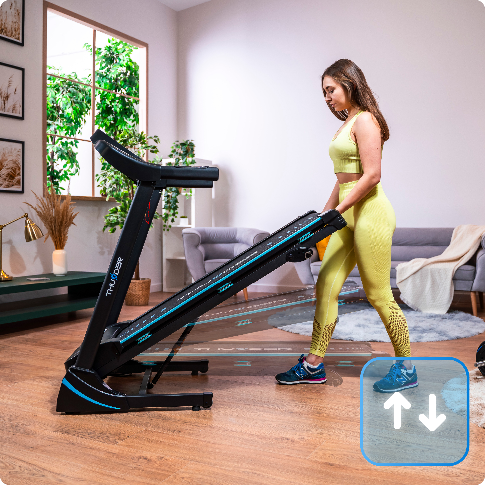 Obraz przedstawia kobietę składającą bieżnię Thunder, demonstrując jej kompaktową konstrukcję do przechowywania w domowym otoczeniu.