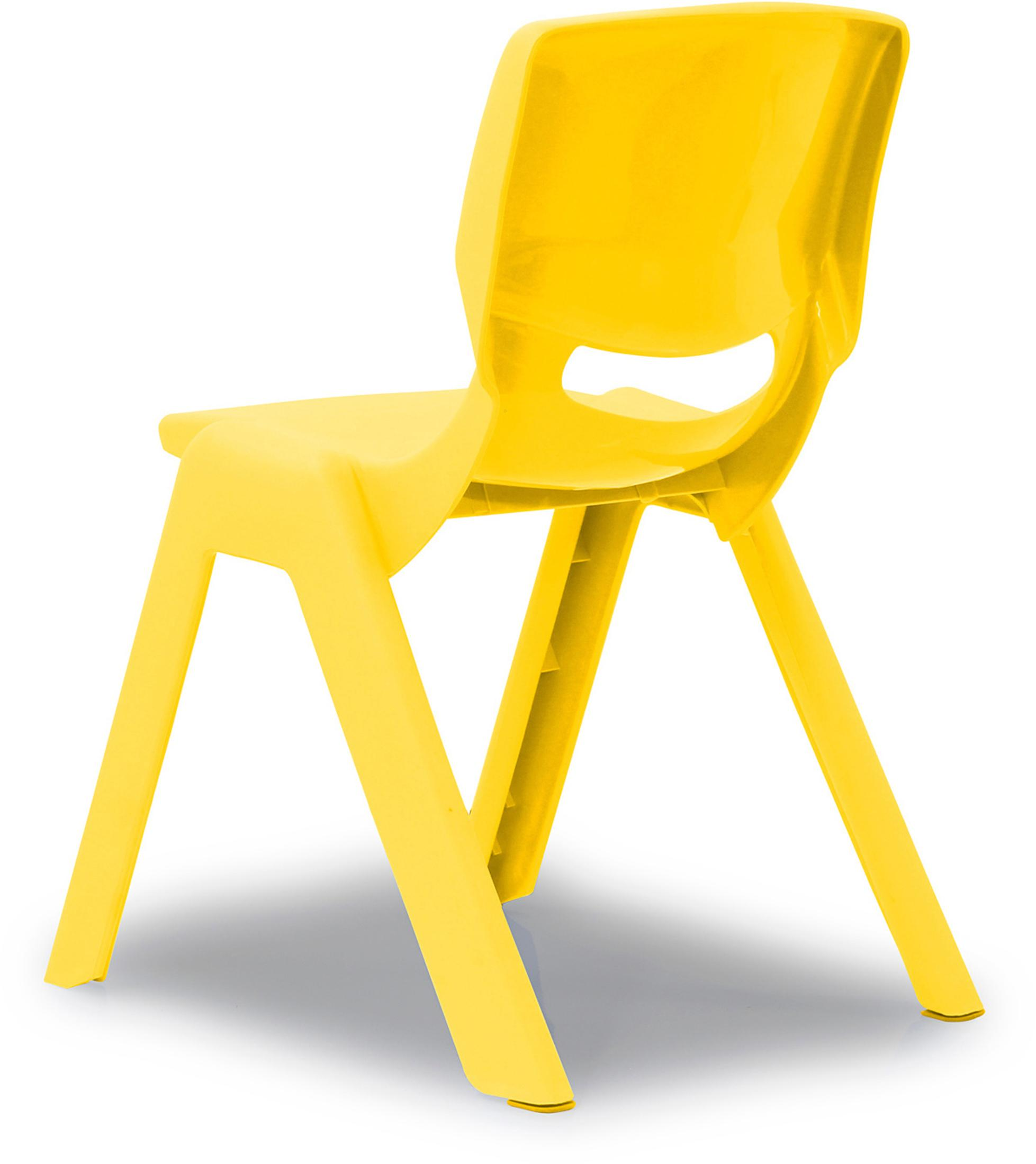 Ein gelber Plastikstuhl steht auf einem weißen Hintergrund.
