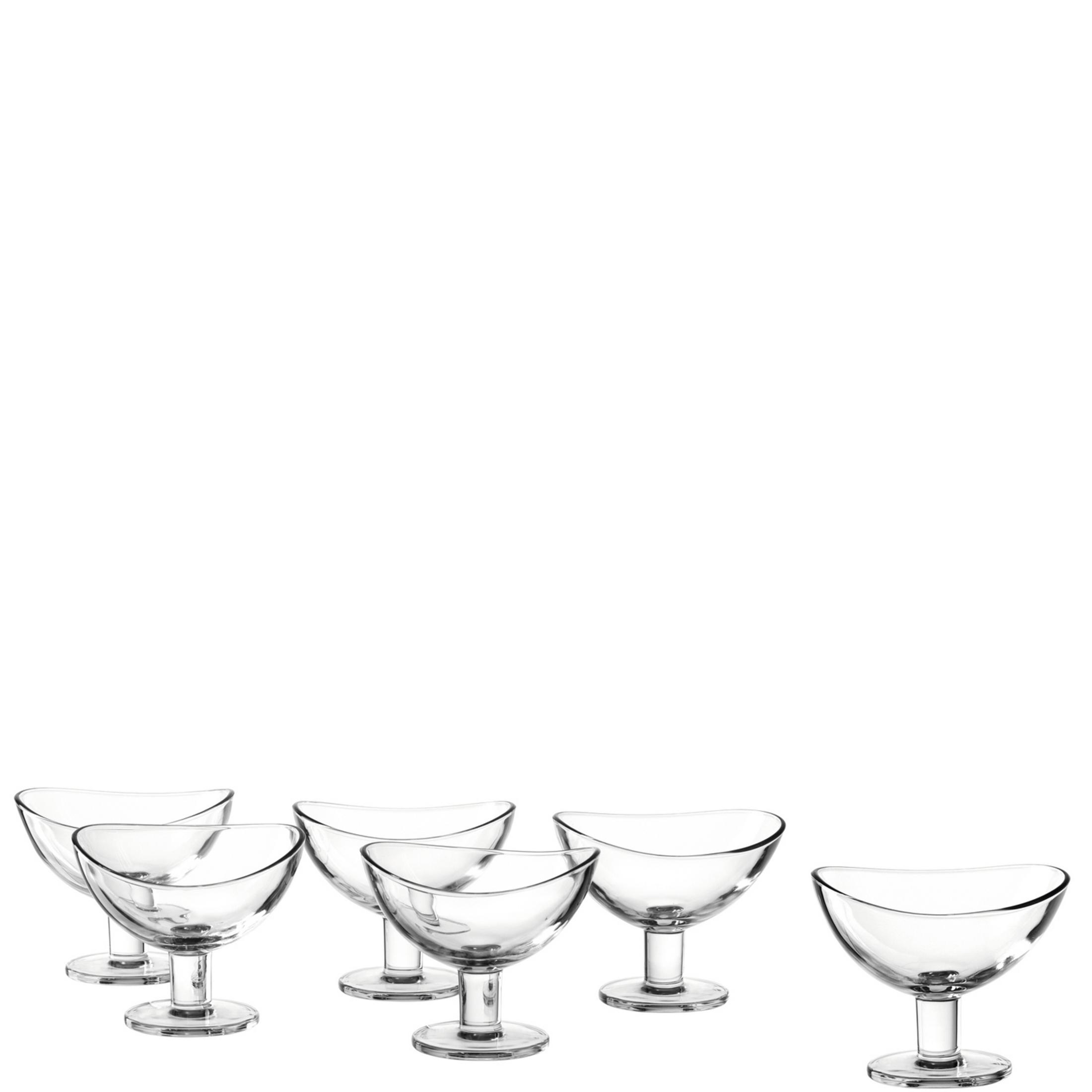 Sieben Cocktailgläser aus Klarglas mit kurzen Stielen auf einem weißen Hintergrund.