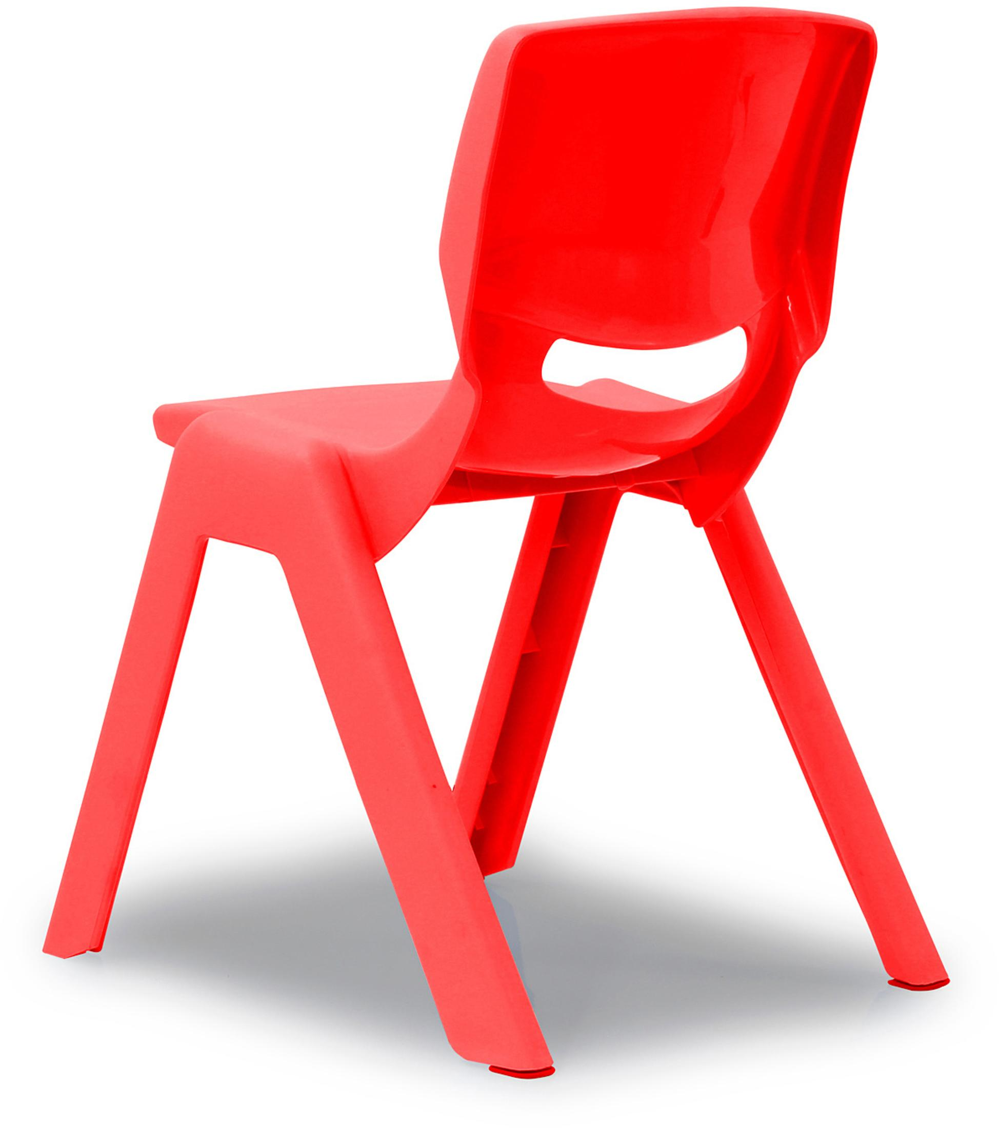 Ein roter Plastikstuhl steht auf einem weißen Hintergrund, abgewinkelt, um das Rücken- und Sitzdesign klar zu zeigen.