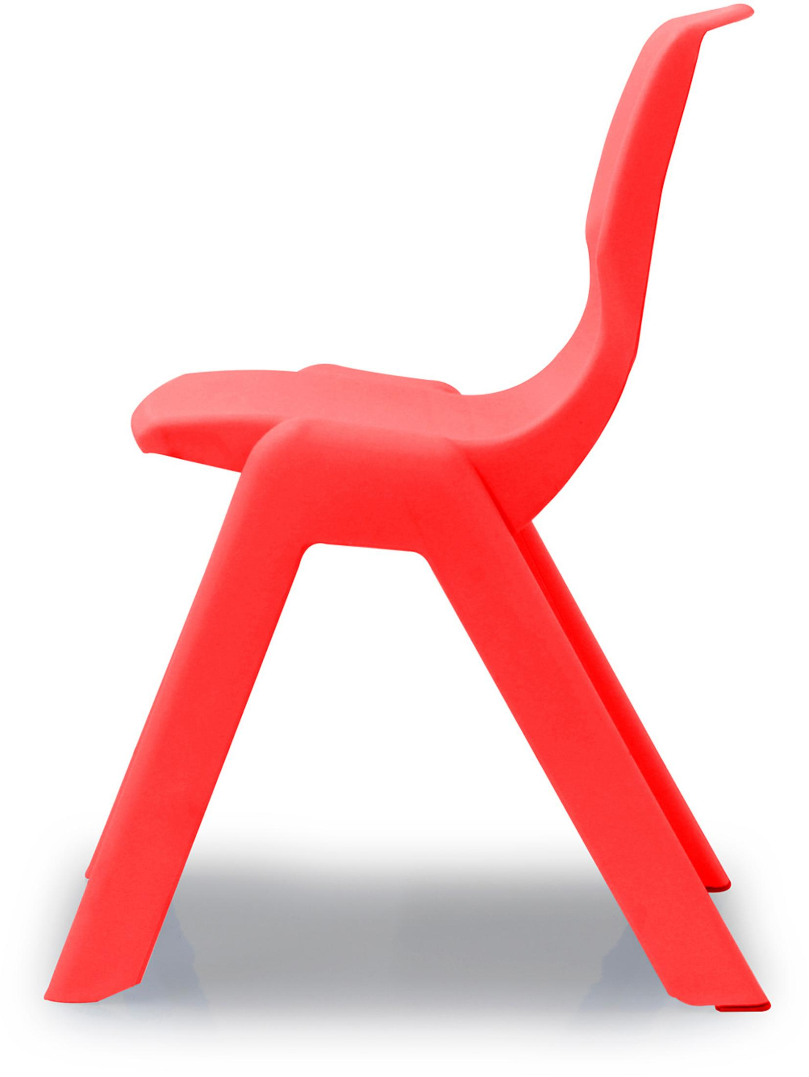 Ein roter Plastikstuhl, von der Seite gesehen, mit einer gebogenen Rückenlehne und einfachen, kantigen Beinen.