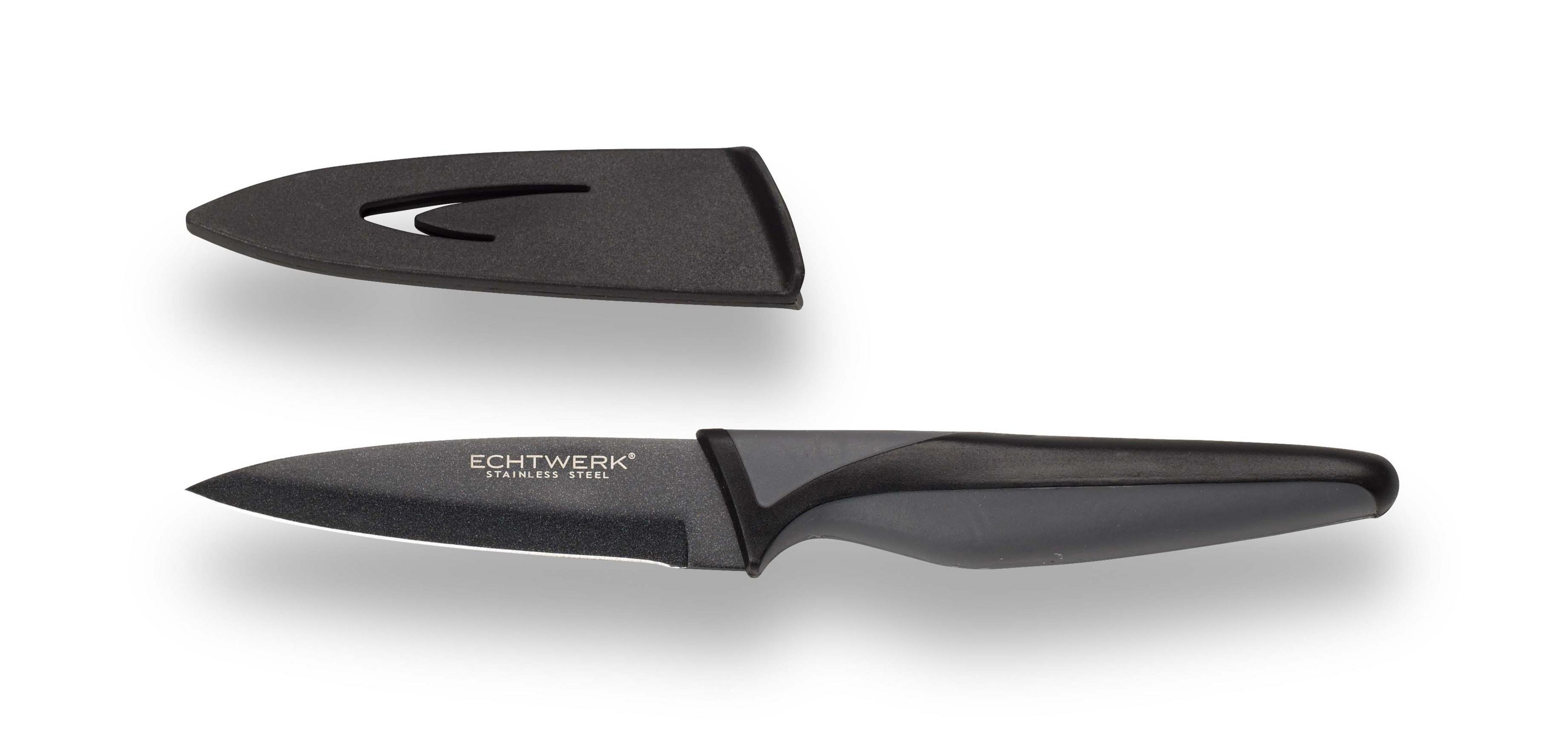 Ein kleines schwarzes Messer mit einer Scheide auf einem weißen Hintergrund, das sein kompaktes Design zeigt.