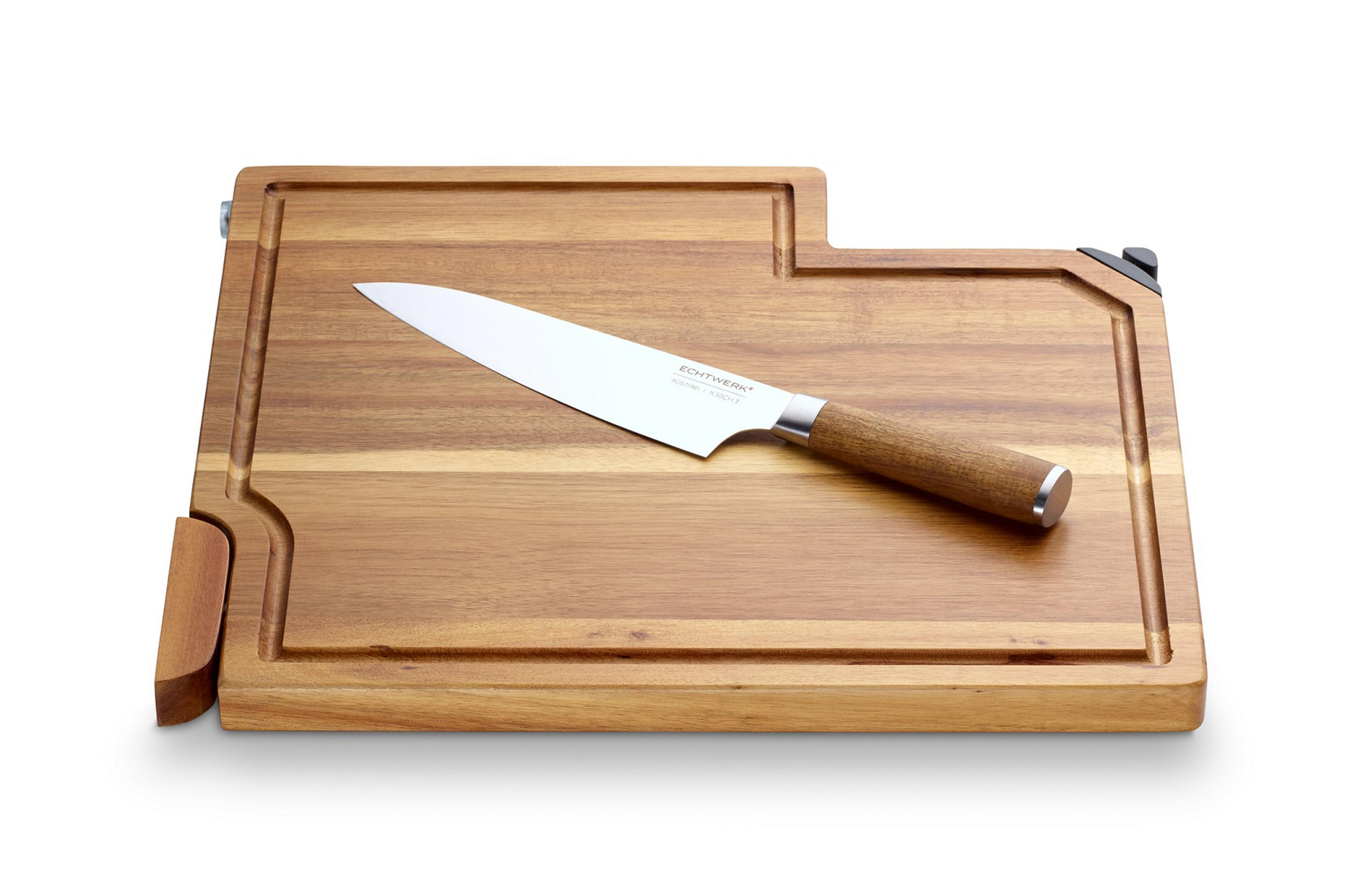 Ein hölzernes Schneidebrett mit einem Messer darauf, positioniert vor einem weißen Hintergrund.