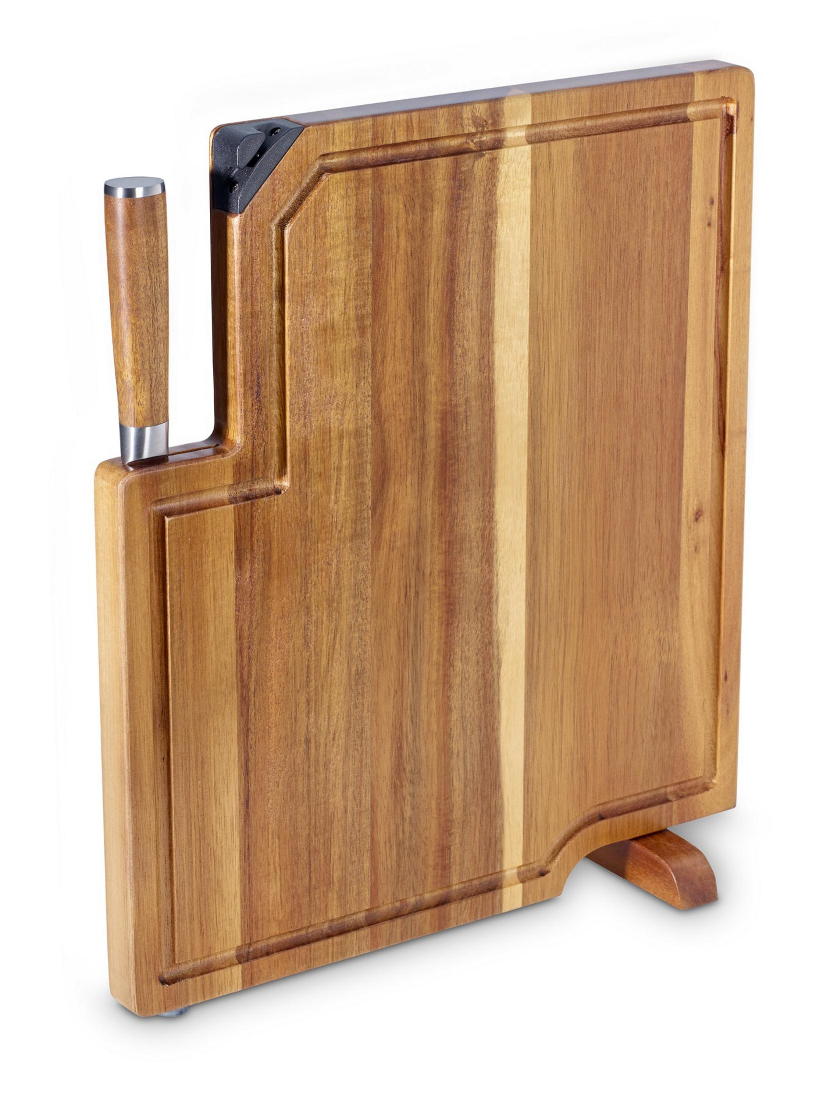 Ein hölzernes Schneidebrett mit einem Messer wird vertikal vor einem weißen Hintergrund dargestellt.