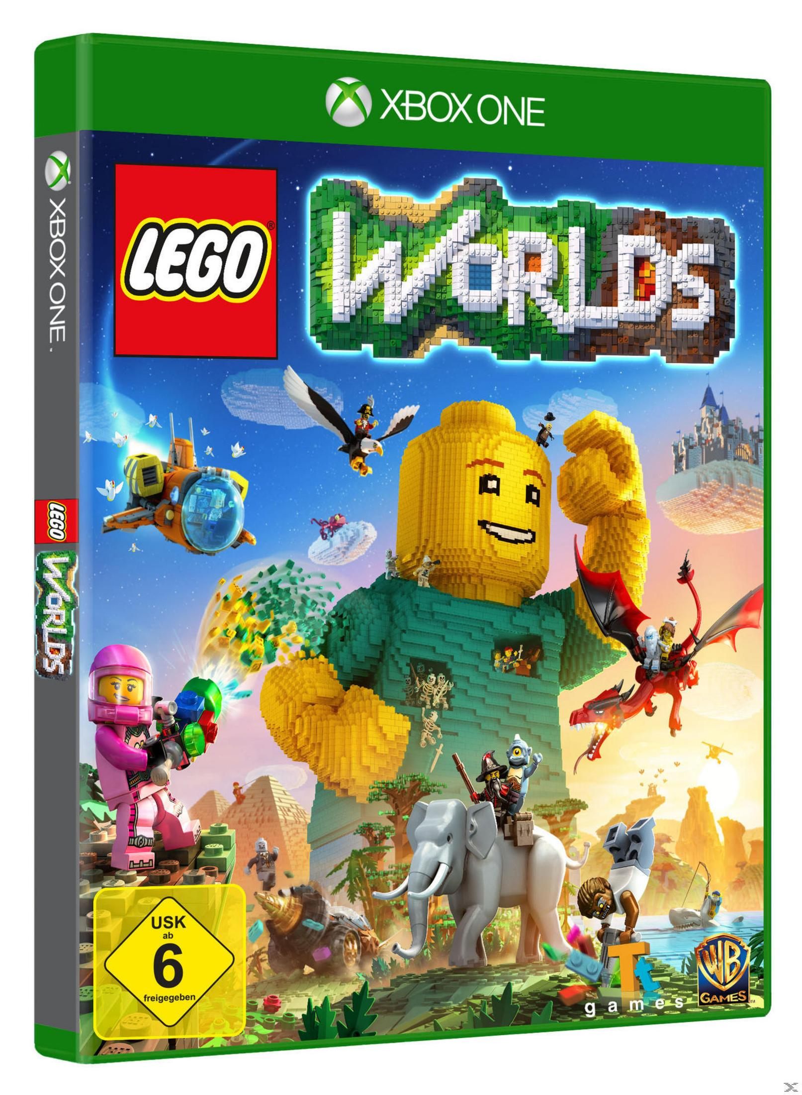 Das Lego Worlds-Spielcover zeigt eine große Lego-Figur inmitten einer lebendigen, aus Blöcken gebauten Landschaft.