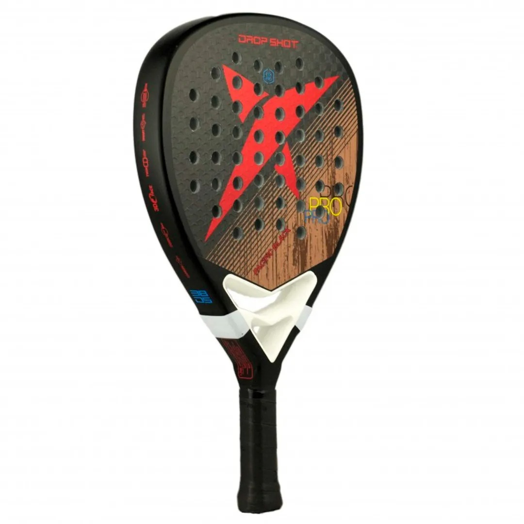 Una pala negra Drop Shot con un diseño de 'X' rojo y detalles blancos se destaca sobre un fondo blanco.