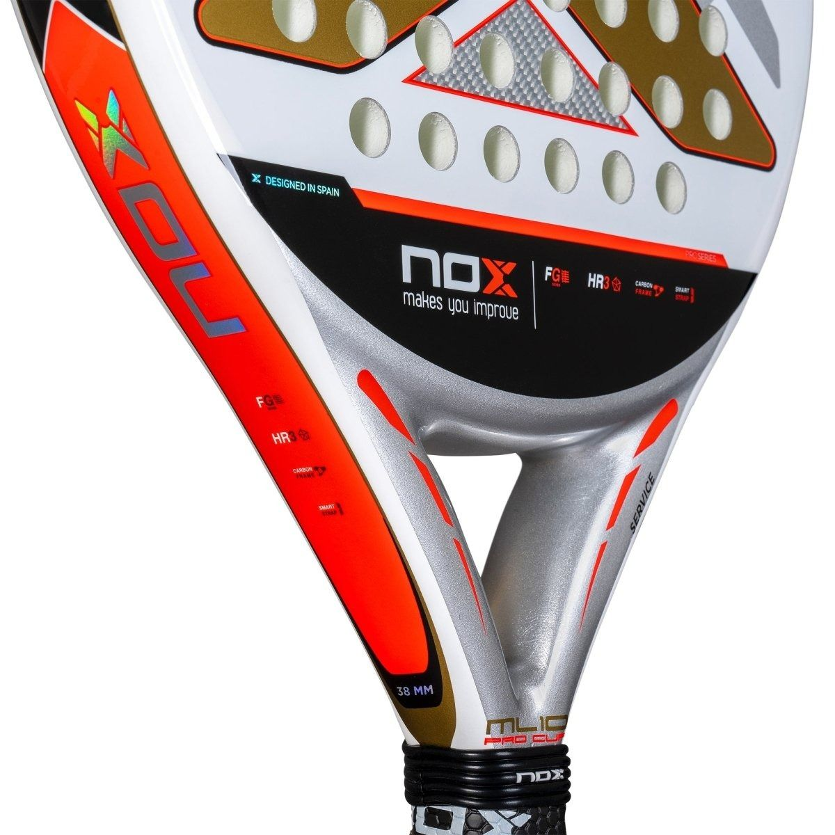 Primer plano de una pala NOX blanca con detalles dorados y detalles rojos sobre un fondo blanco.