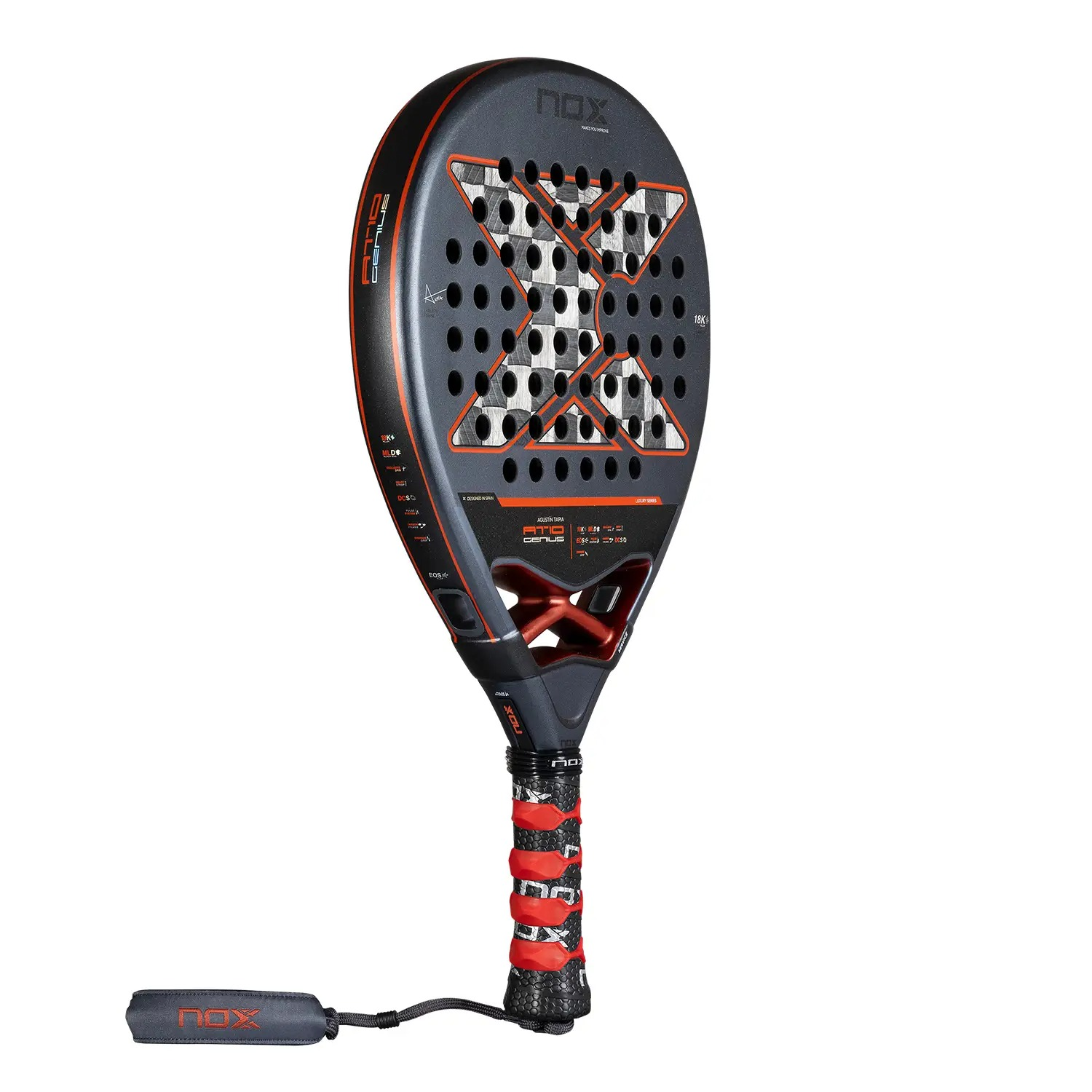 Una raqueta de pádel gris y roja con un mango negro se muestra sobre un fondo blanco, destacando sus características de diseño.
