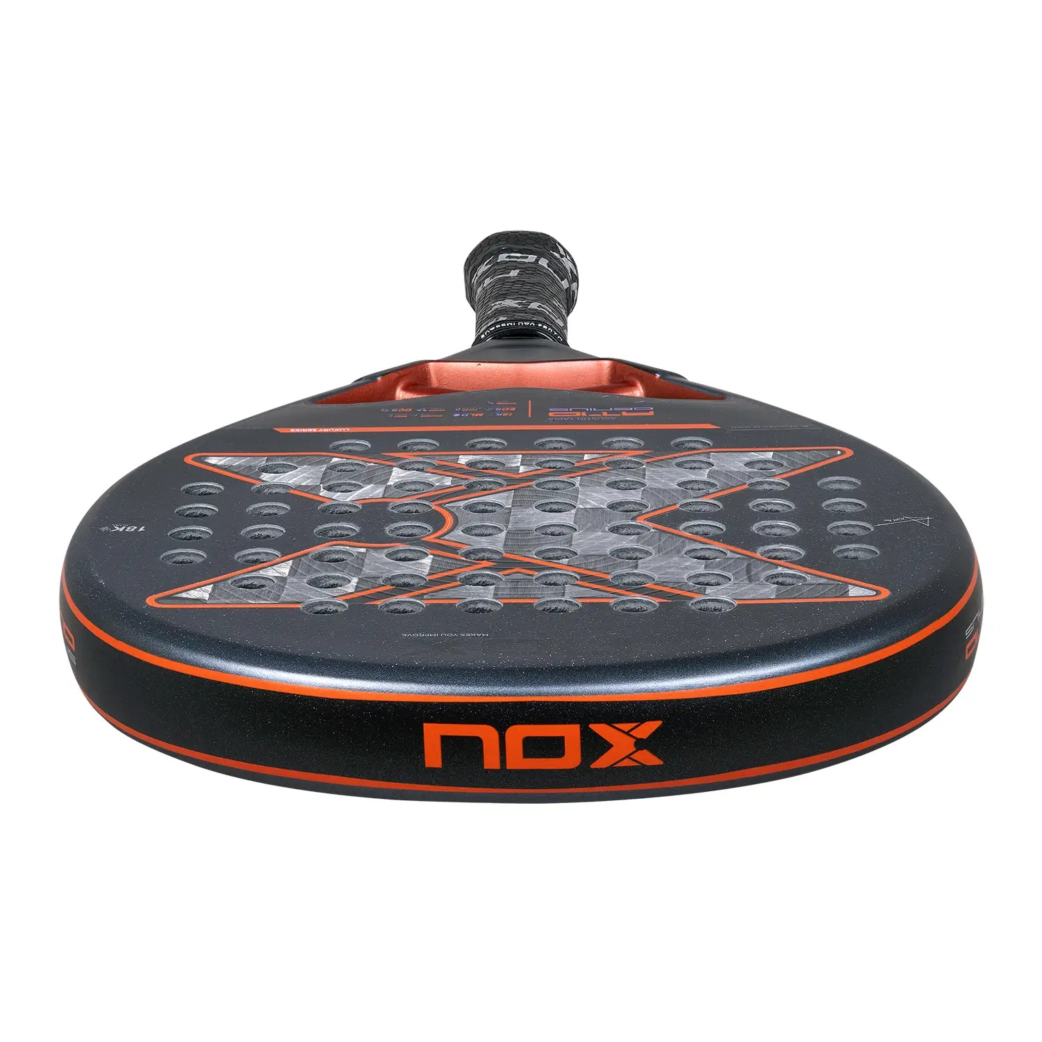 Una raqueta de pádel gris y roja se ve desde abajo sobre un fondo blanco, mostrando el nombre de la marca NOX.