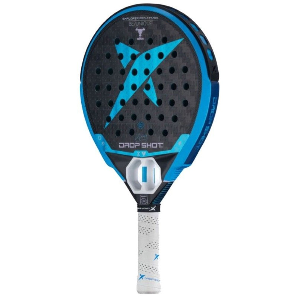 Una raqueta de pádel Drop Shot negra y azul con un diseño de estrella y agarre blanco, aislada sobre blanco.