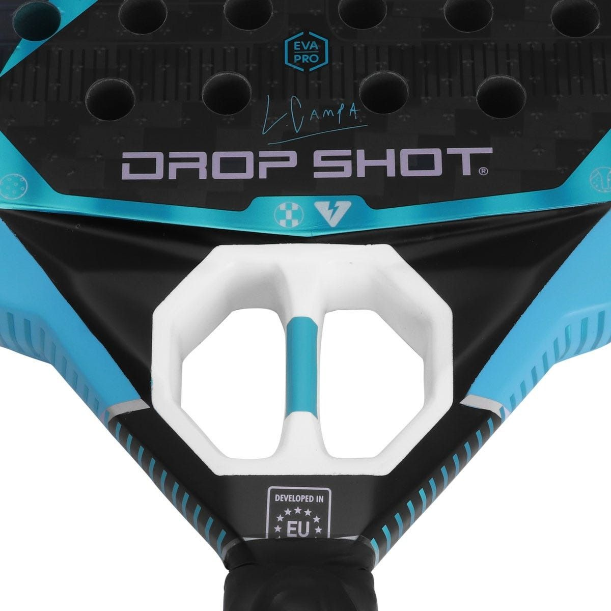 Primer plano de una raqueta de pádel Drop Shot negra y azul, centrándose en el diseño del mango y los detalles de la marca.