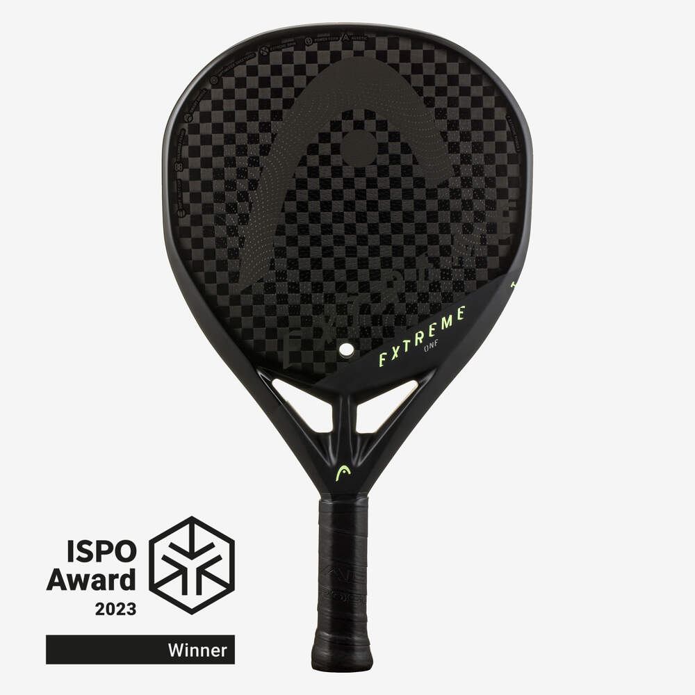 Una racchetta da padel nera con superficie a scacchi, badge ISPO Award 2023 a sinistra, su sfondo grigio.