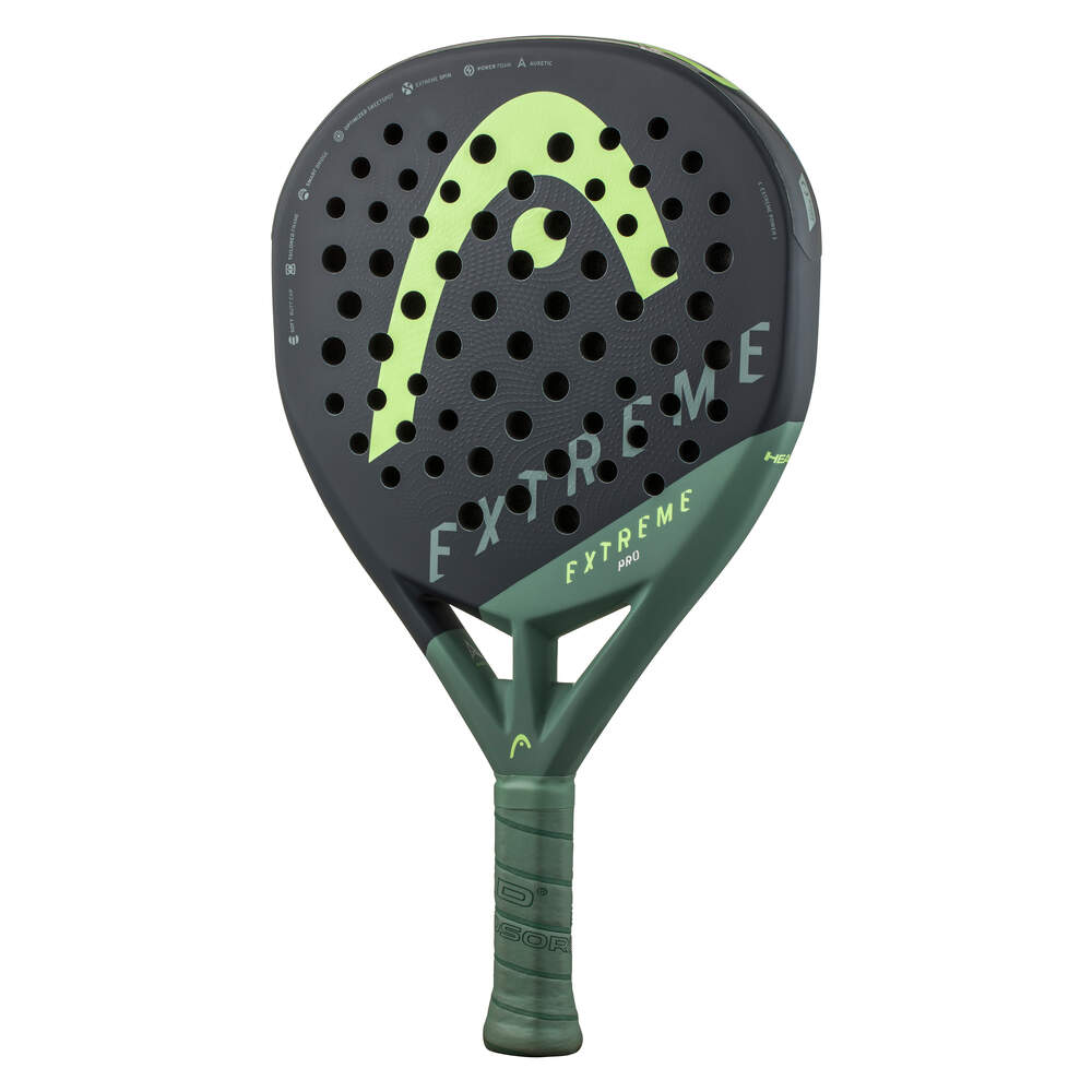 Una racchetta da padel nera e verde con un motivo a fori è centrata su uno sfondo bianco, con il manico rivolto verso il basso.
