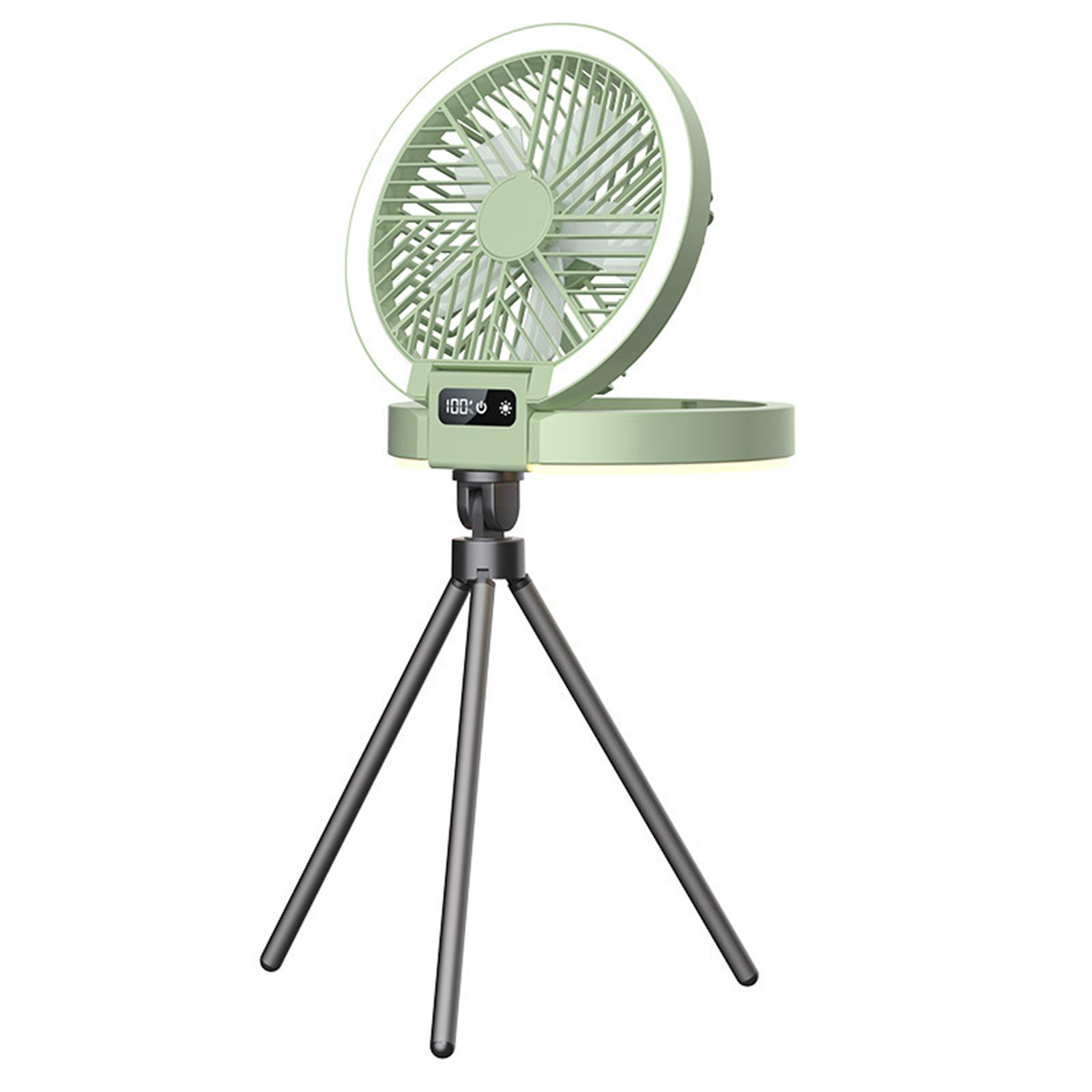 Grüner Ventilator mit LED-Ringlicht auf einem Stativ, der 100 % Leistung anzeigt.