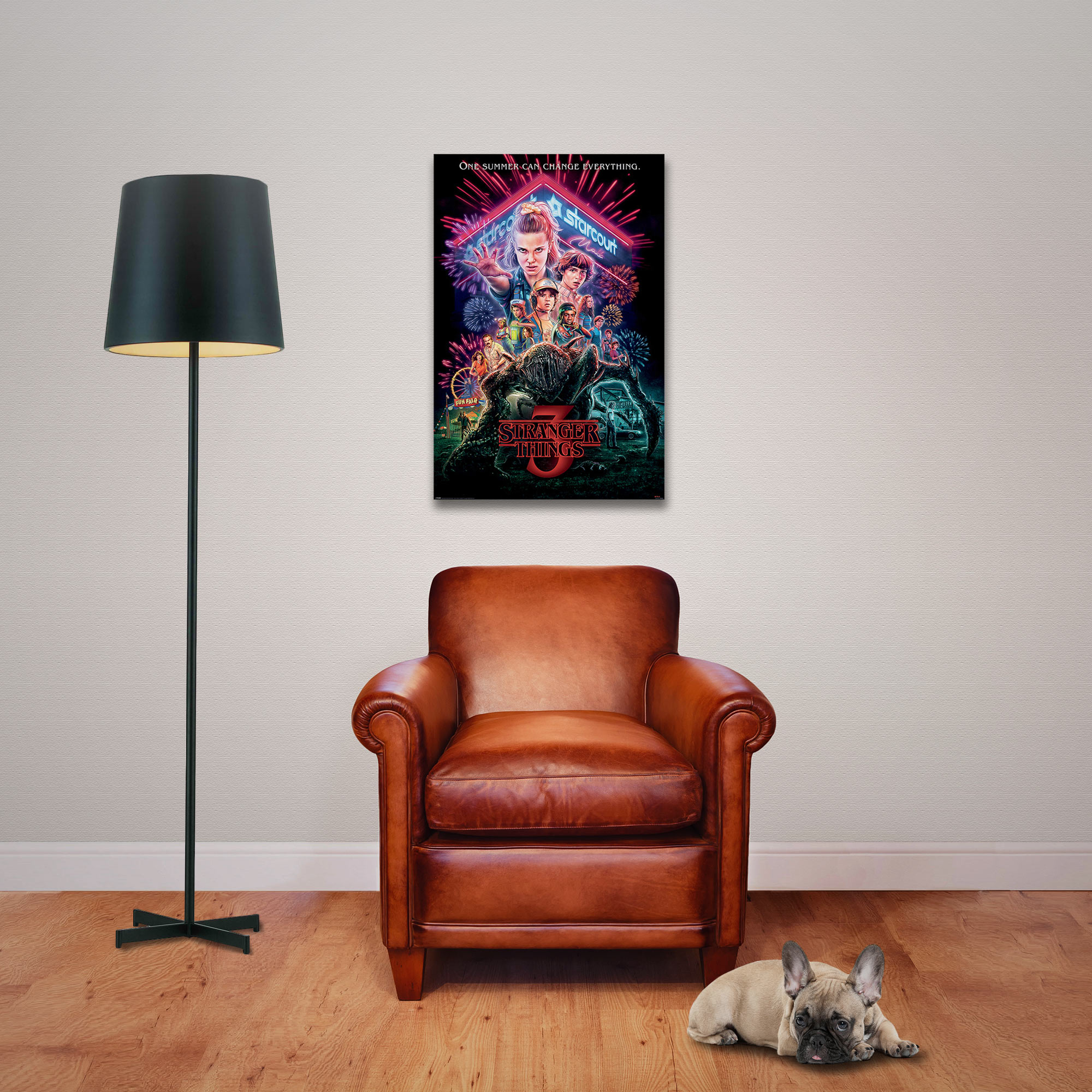 Wohnzimmer mit 'Stranger Things'-Poster, Stuhl, Lampe und Hund auf dem Boden.