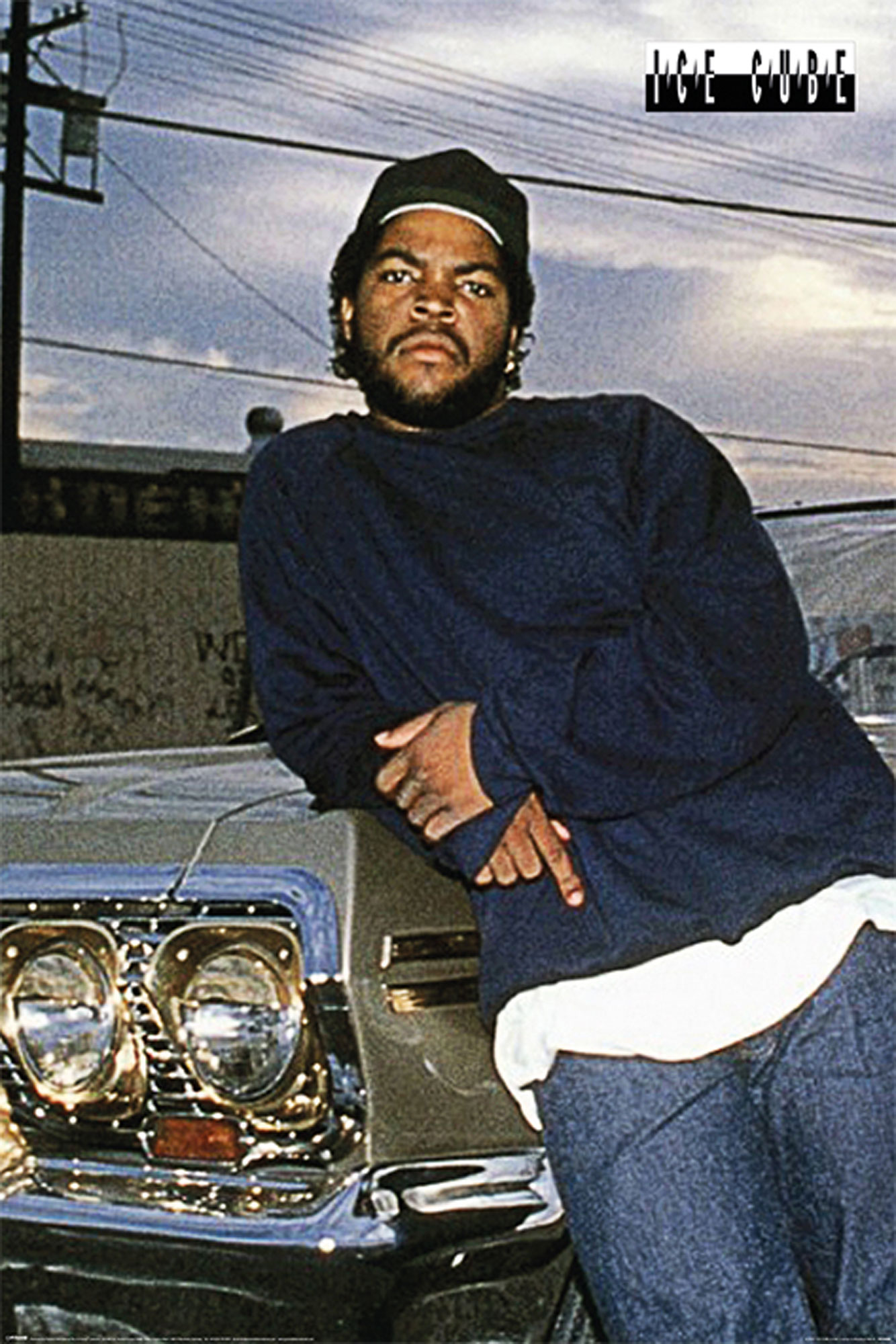Ein Poster von Ice Cube, der an einem Auto lehnt und ein dunkles Hemd und Jeans trägt.