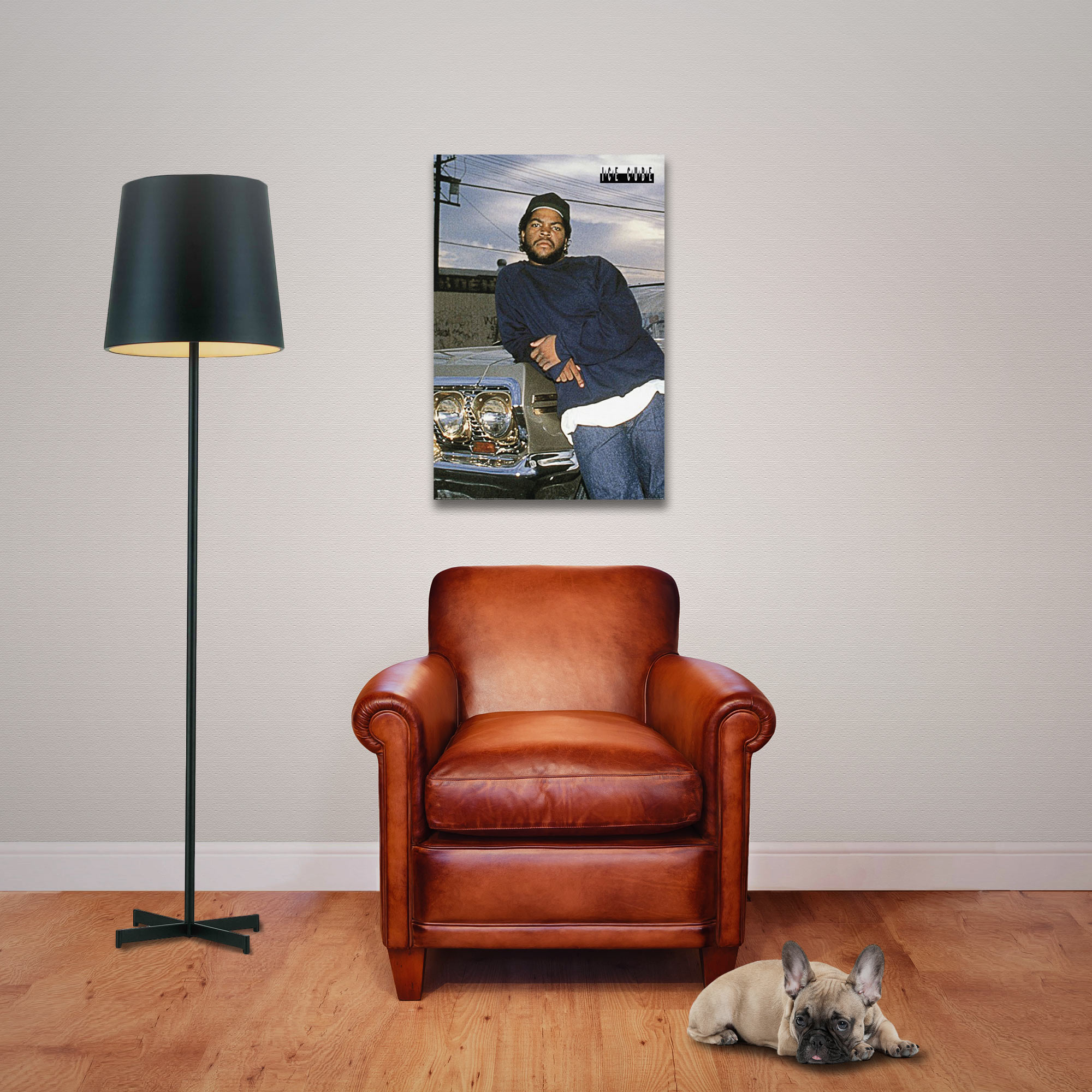 Ein Wohnzimmer mit einem Ice Cube-Poster, einem Stuhl, einer Lampe und einem Hund auf dem Boden.