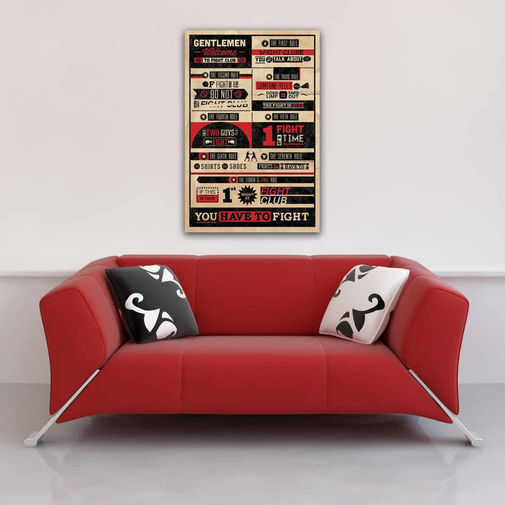 Ein rotes Sofa mit Kissen unter einem Poster der Regeln des Fight Club.