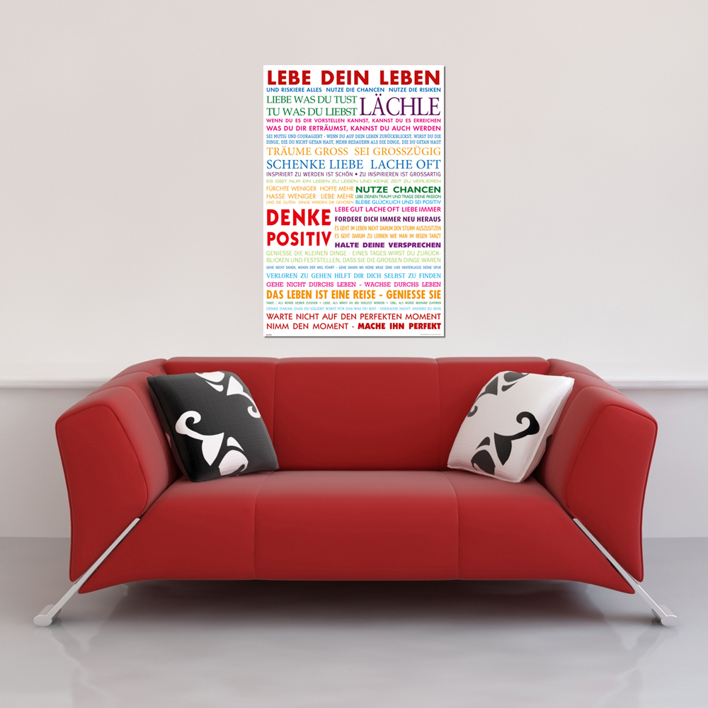 Ein rotes Sofa mit Zierkissen steht vor einem Motivationsposter mit Text auf Deutsch.