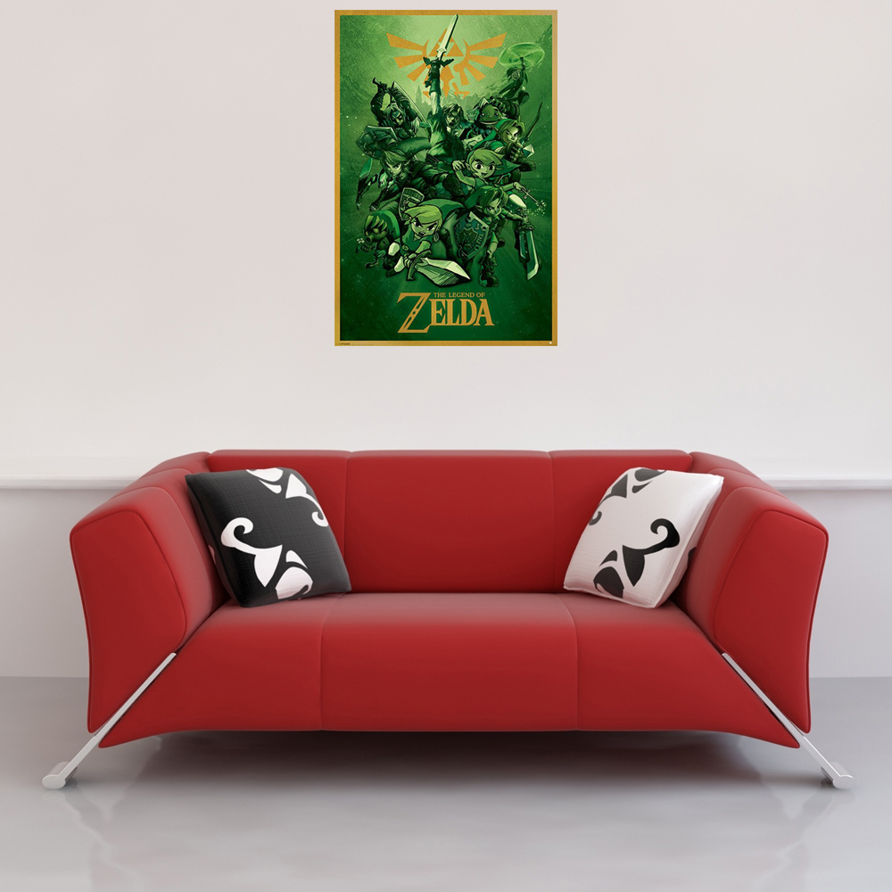 Ein rotes Sofa mit Zierkissen steht unter einem Poster von The Legend of Zelda.