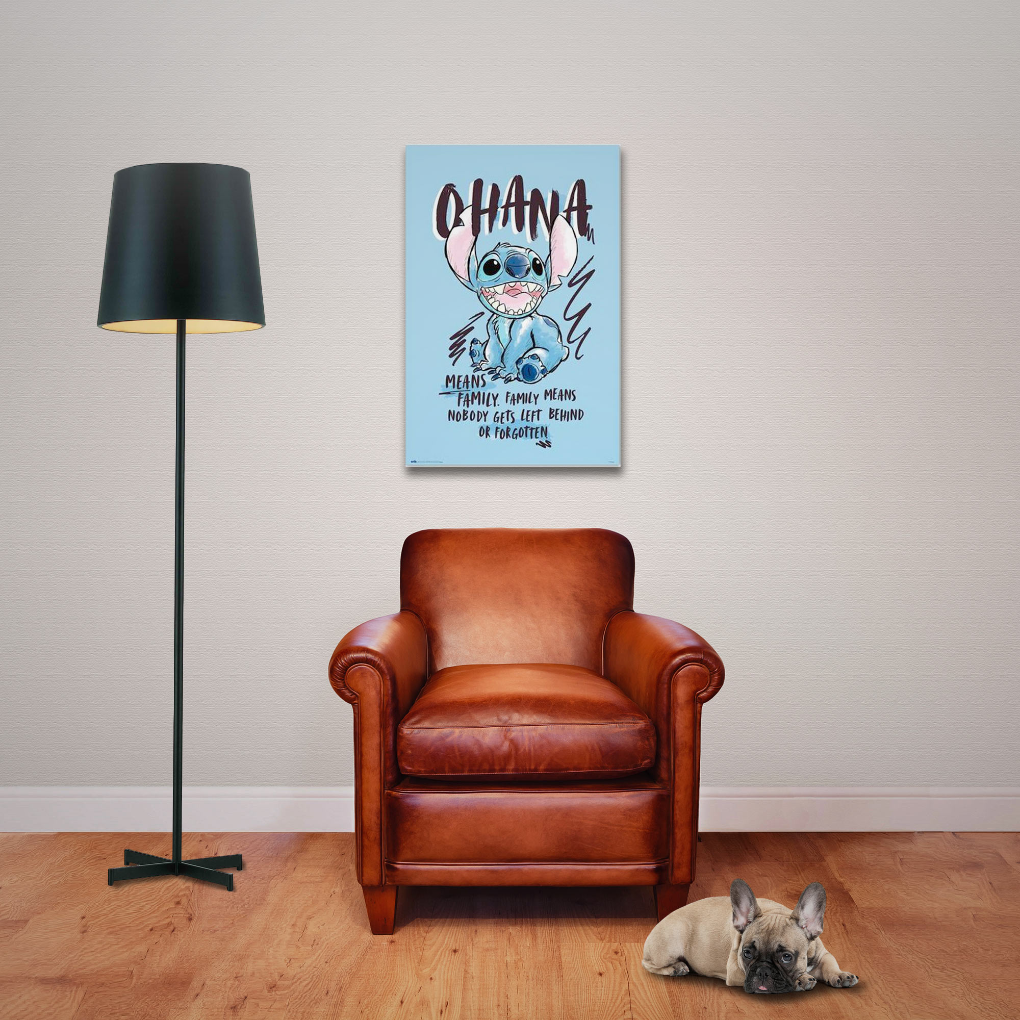 Ein Poster von Stitch auf hellblauem Hintergrund hängt über einem braunen Ledersessel.