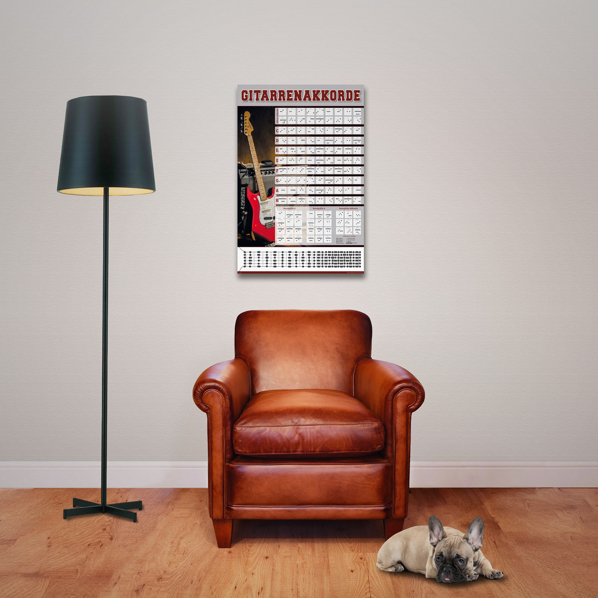Ein Gitarrenakkord-Poster hängt über einem braunen Ledersessel, in der Nähe liegt ein Hund.