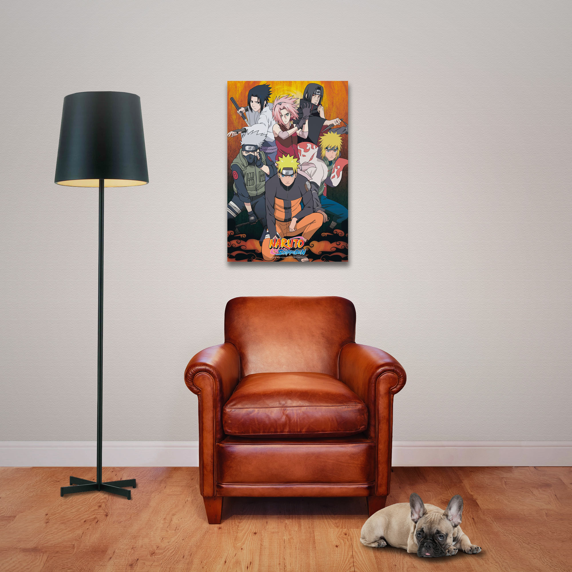 Ein Naruto-Poster hängt über einem braunen Ledersessel, in der Nähe liegt ein Hund.