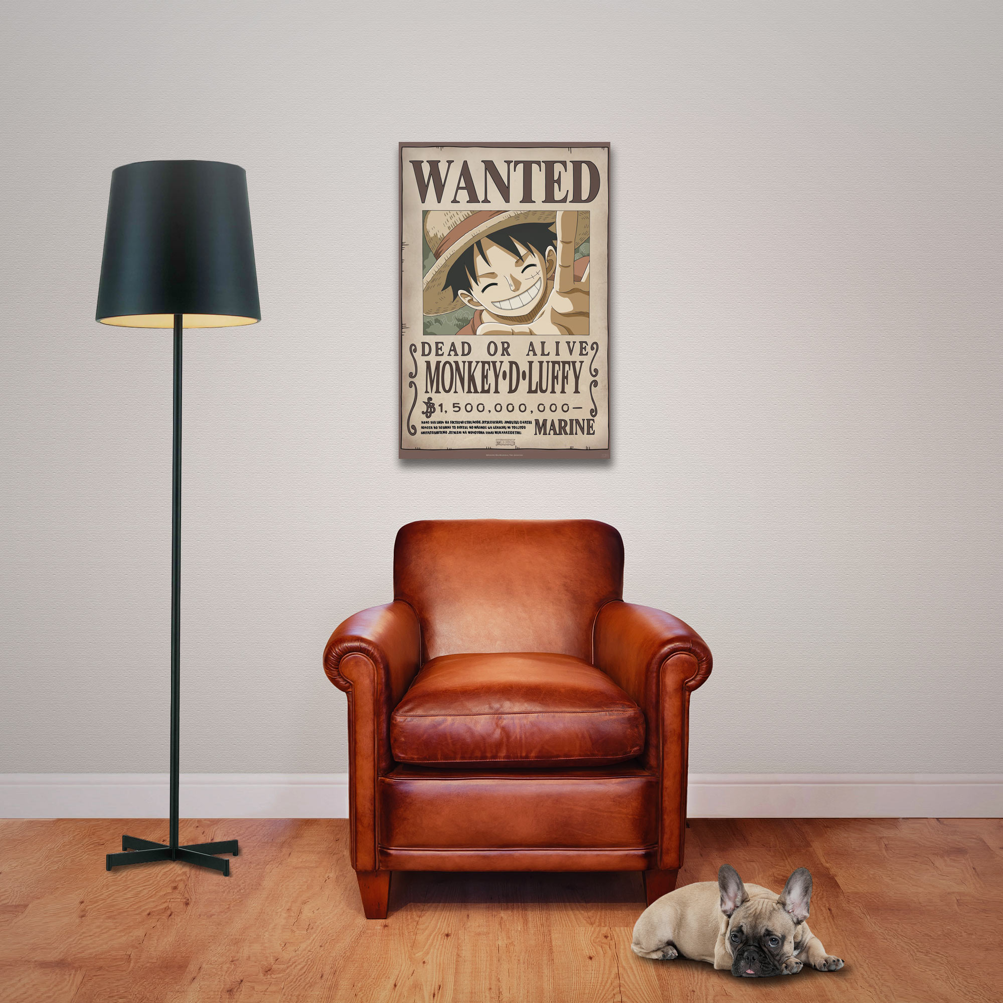 Ein One Piece-Poster hängt über einem braunen Ledersessel, in der Nähe liegt ein Hund.