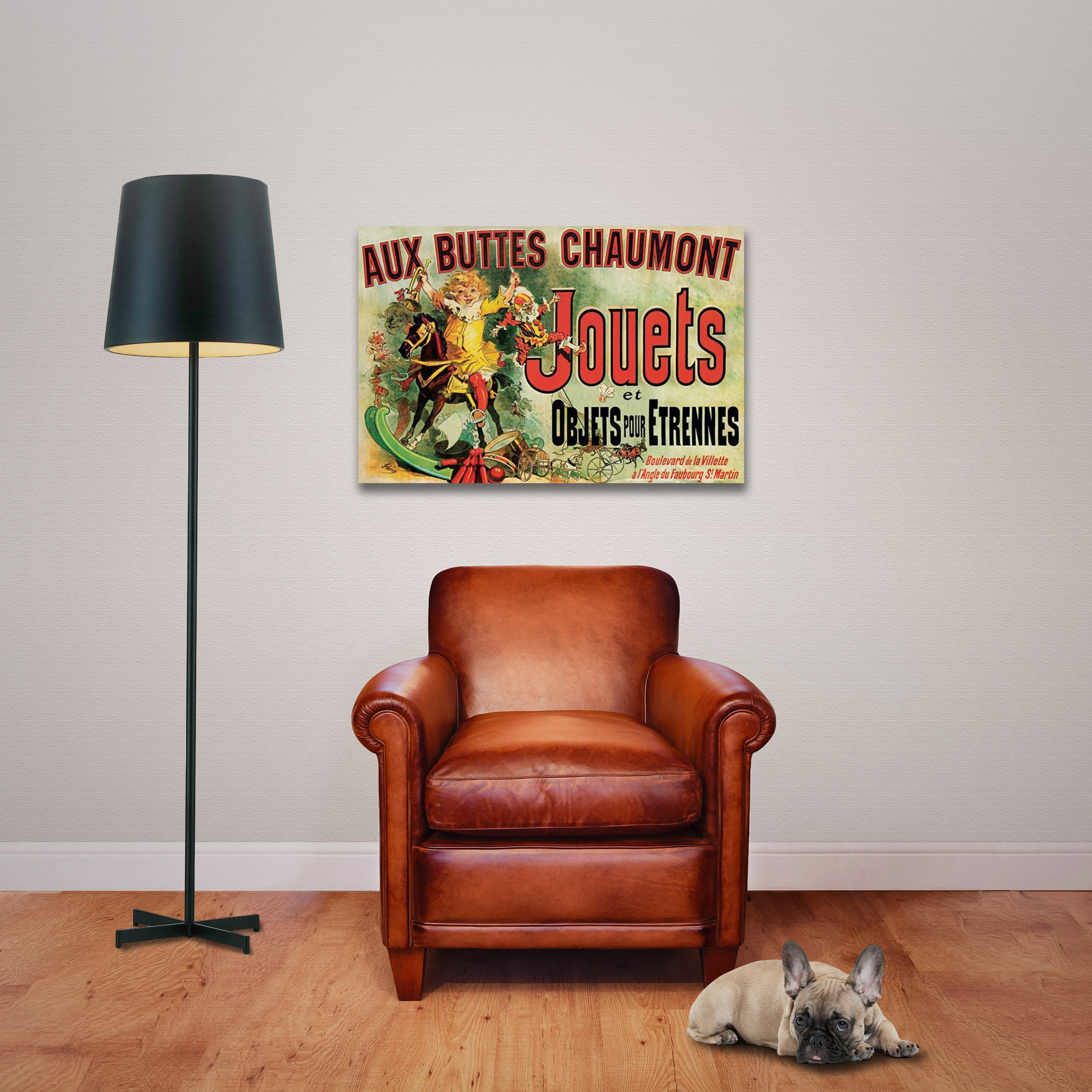 Zimmer mit Vintage-Poster, Ledersessel, schwarzer Stehlampe und einer Bulldogge, die auf dem Boden liegt.