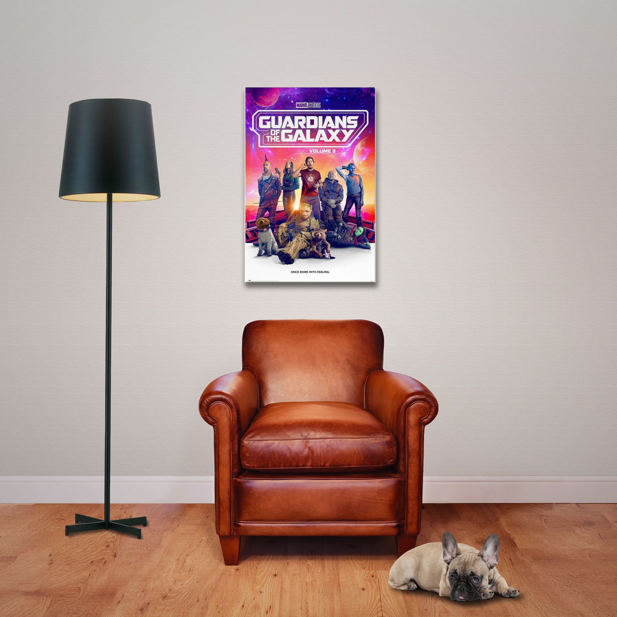 Ein Guardians of the Galaxy-Poster hängt über einem braunen Ledersessel, in der Nähe liegt ein Hund.