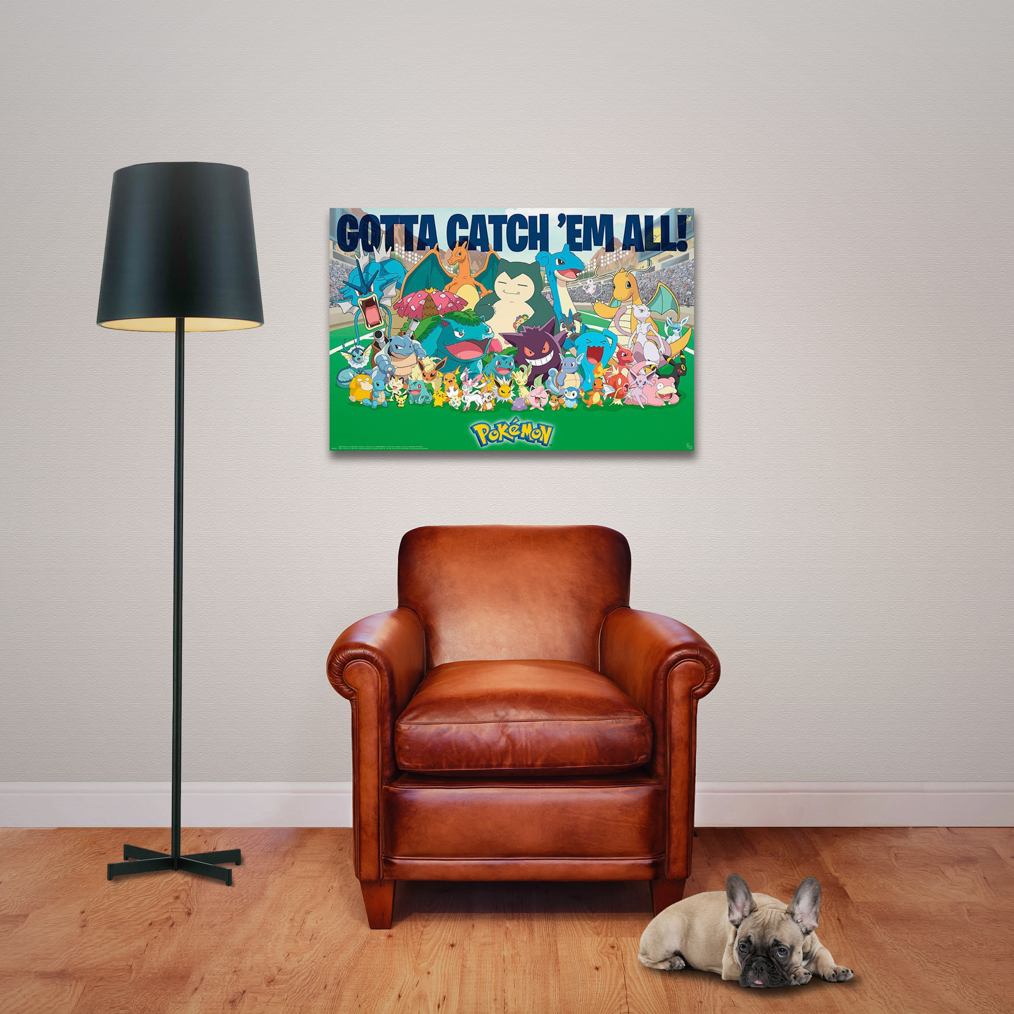 Zimmer mit Pokémon-Poster, braunem Ledersessel, schwarzer Stehlampe und einem Hund, der auf dem Holzboden liegt.