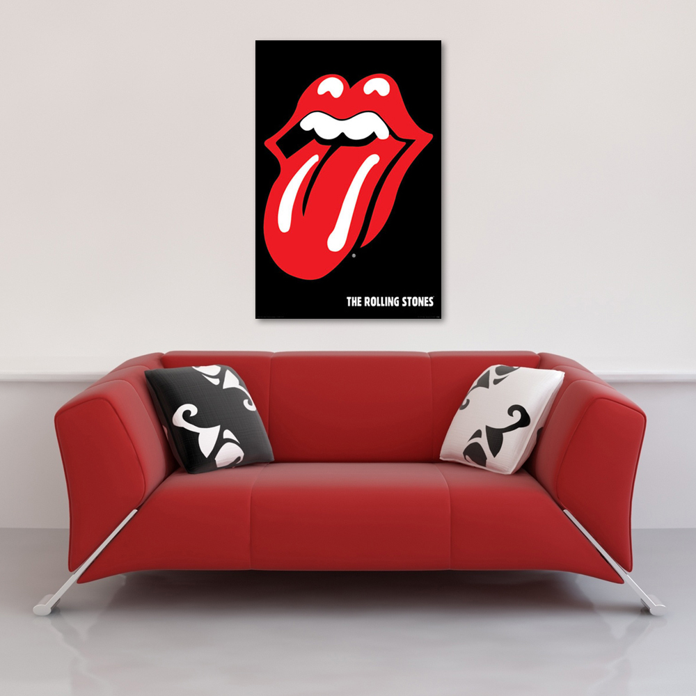 Ein Rolling Stones Zungenlogo-Poster befindet sich hinter einem roten Sofa mit gemusterten Kissen.