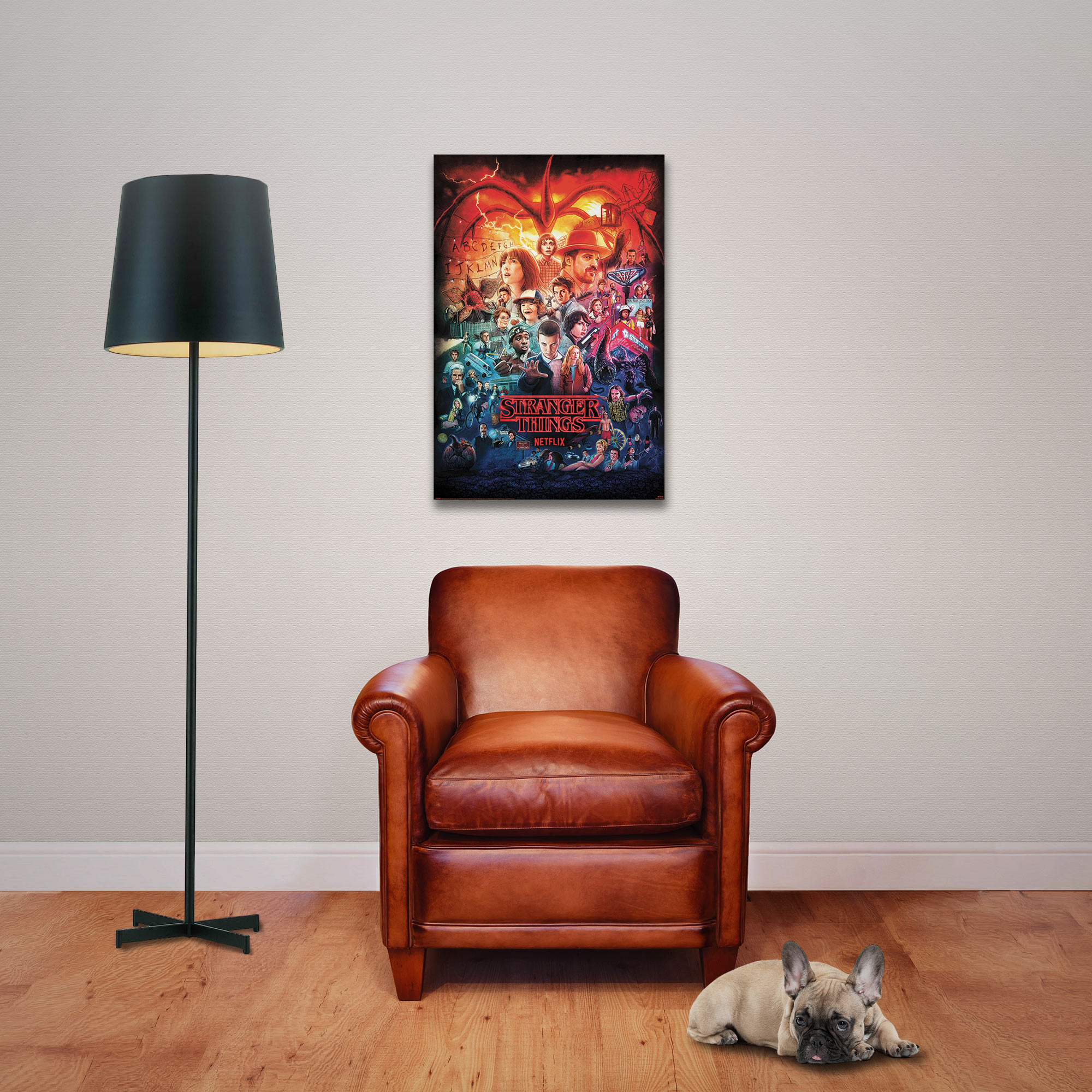 Zimmer mit Stranger Things-Poster, braunem Ledersessel, schwarzer Stehlampe und einem Hund, der auf dem Holzboden liegt.