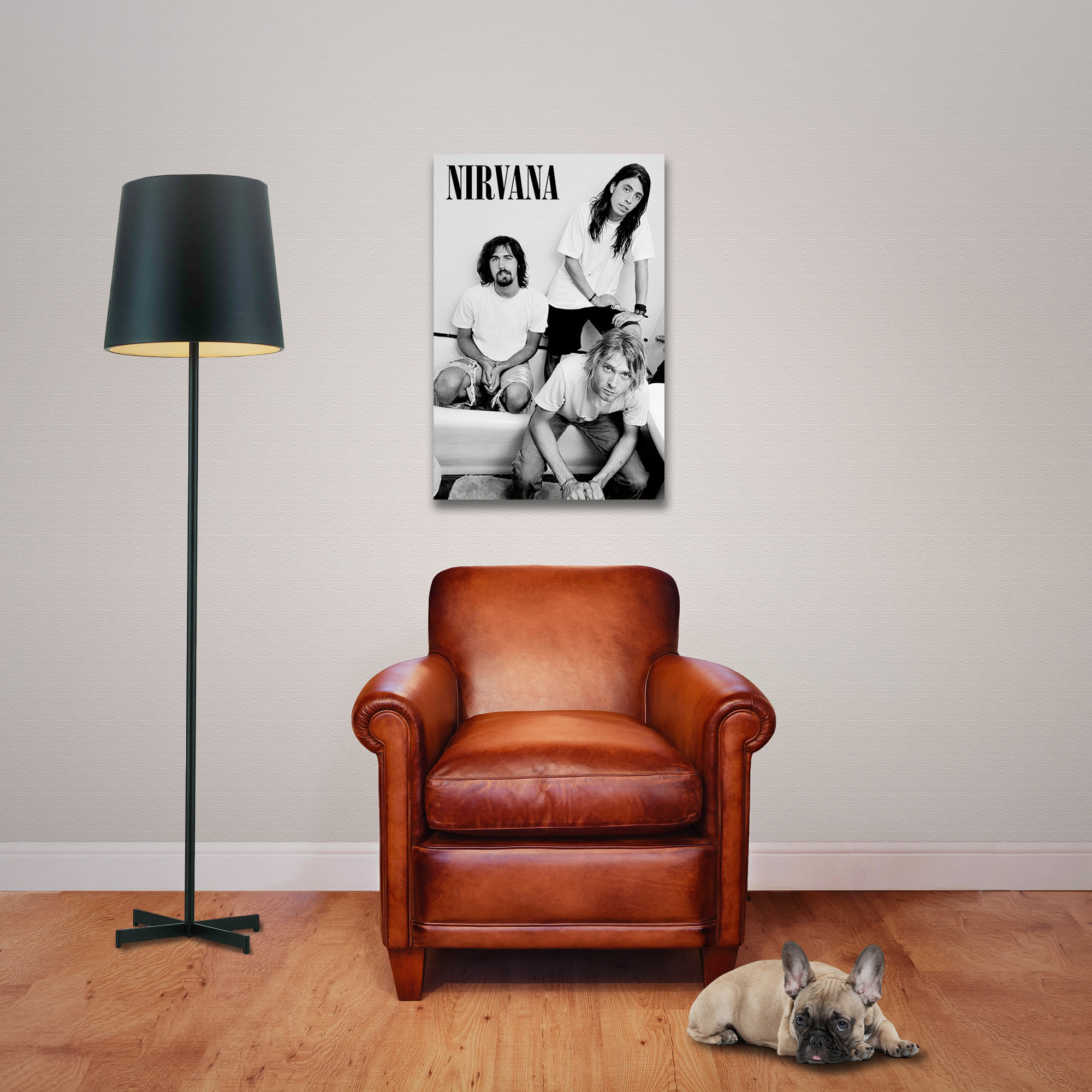 Ein Nirvana-Poster hängt über einem braunen Ledersessel. Ein Hund liegt auf dem Boden. Eine hohe schwarze Lampe steht links.