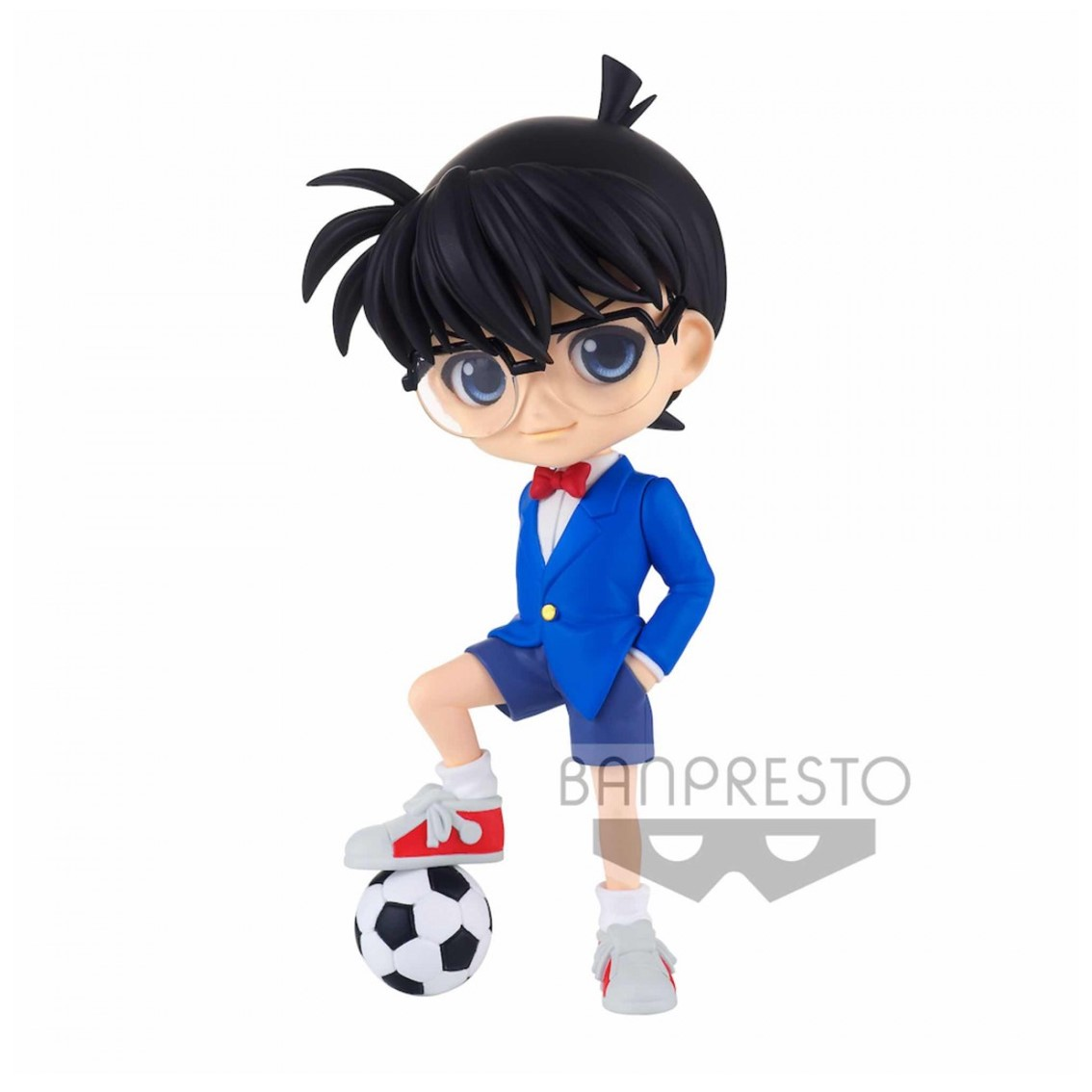 Figura chibi de Conan Edogawa con un balón de fútbol, vestido con traje azul y pajarita roja.