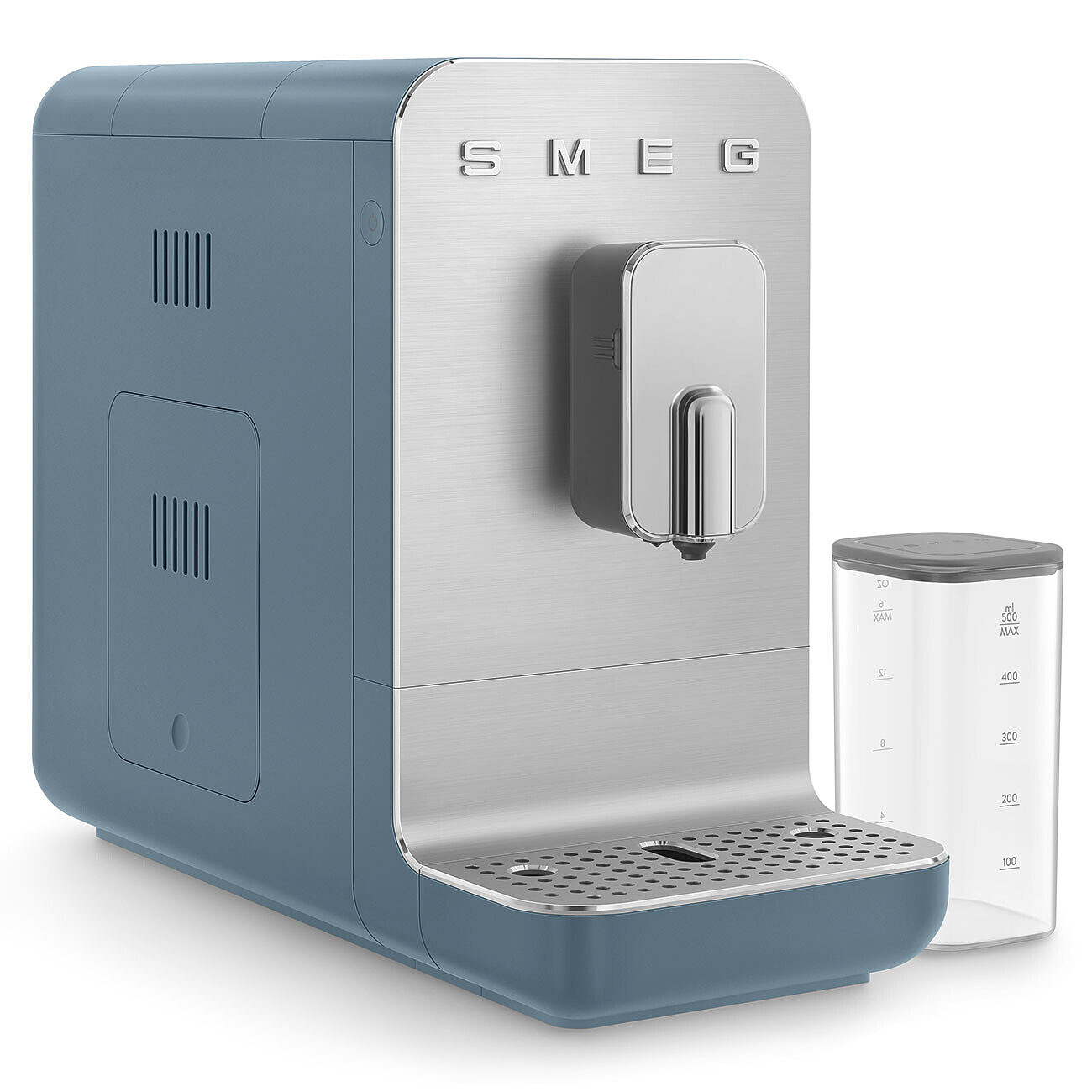 Cafetera SMEG azul con detalles plateados y recipiente de agua transparente sobre fondo blanco.