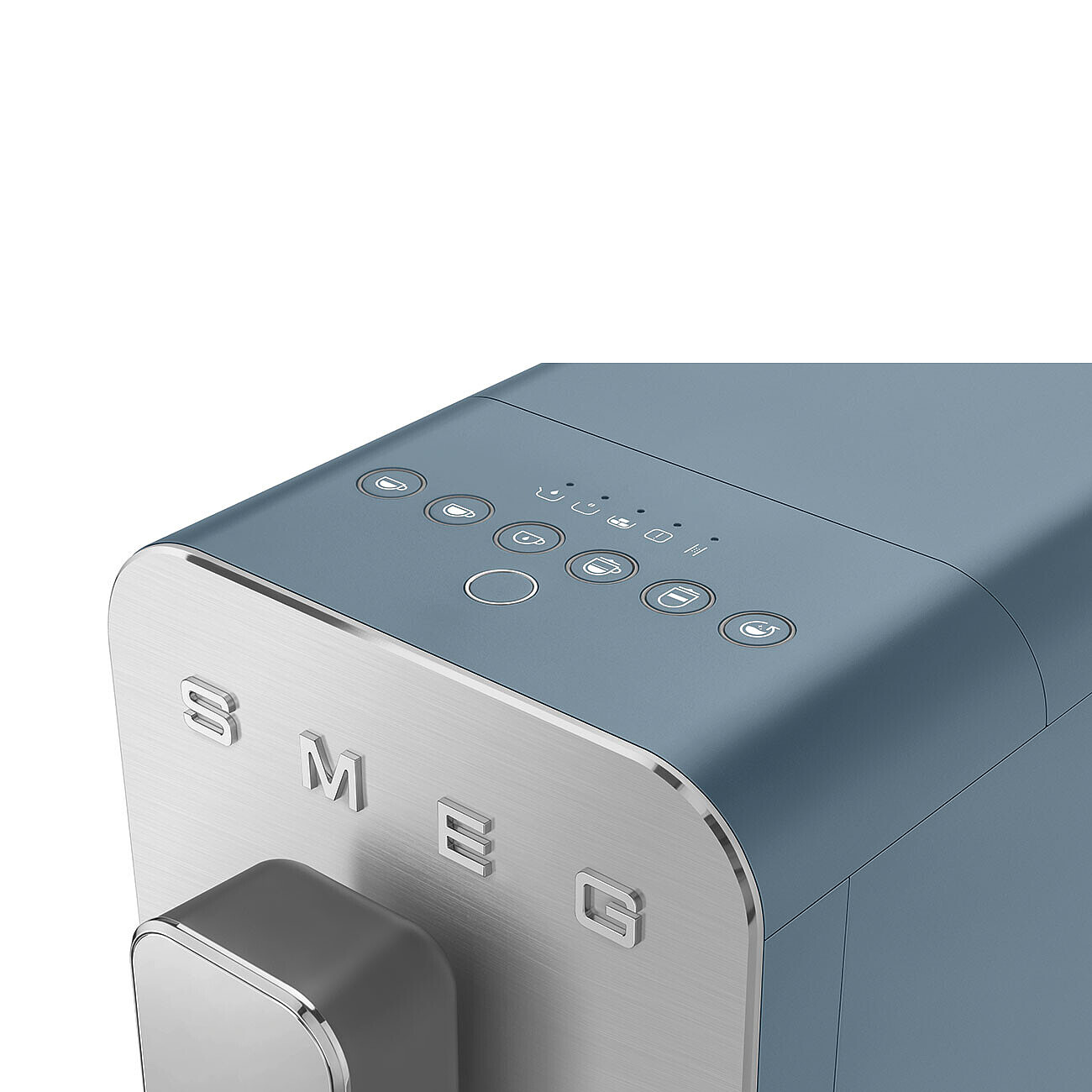 Primer plano de una cafetera SMEG azul con detalles plateados y botones de control en la parte superior.