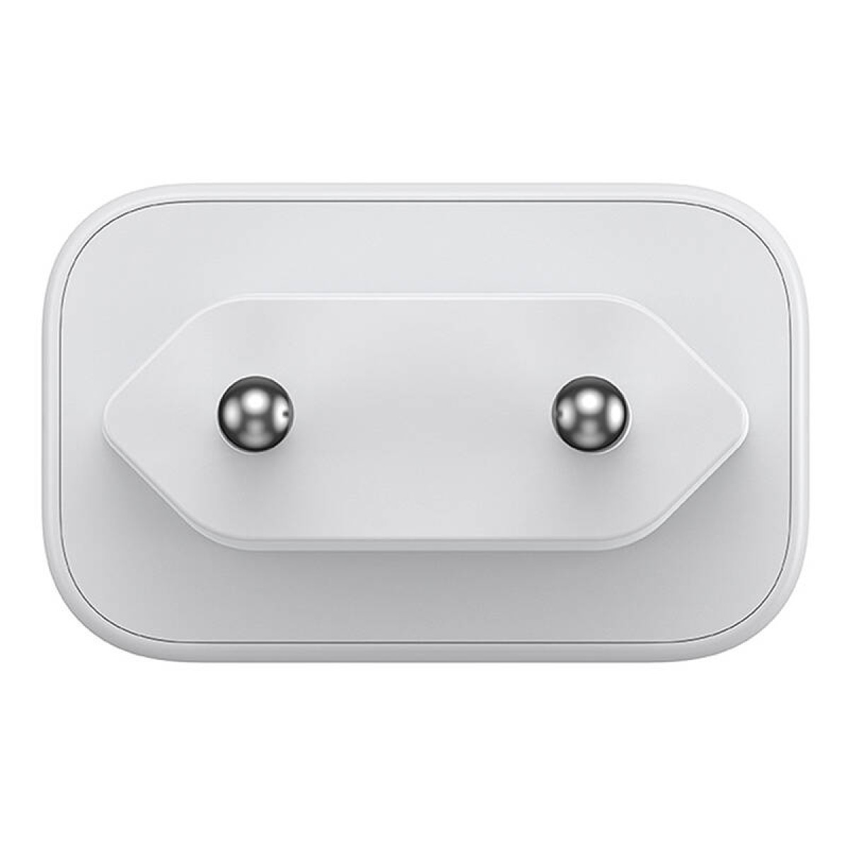 Zbliżenie białej wtyczki ładowarki z dwoma srebrnymi bolcami, przeznaczonej do gniazd UE, na białym tle.